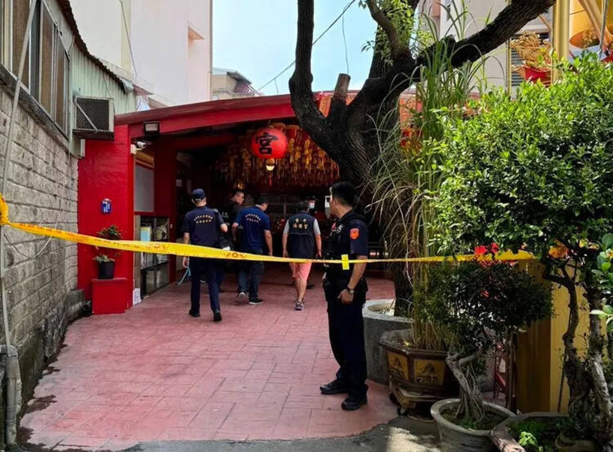 土地宮廟發生喋血槍擊案,警方封鎖現場蒐證(警方提供)