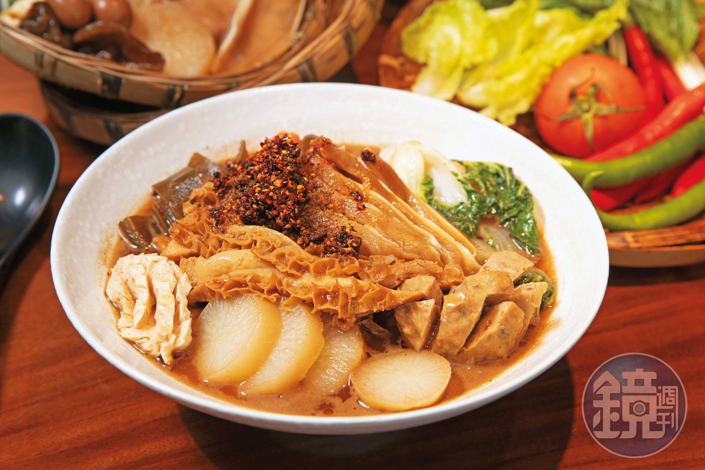 川式滷味為高瑜含第一次創業時飛回重慶學的料理，採用20多種中藥，味道醇厚。（綜合滷味套餐，160元／份）