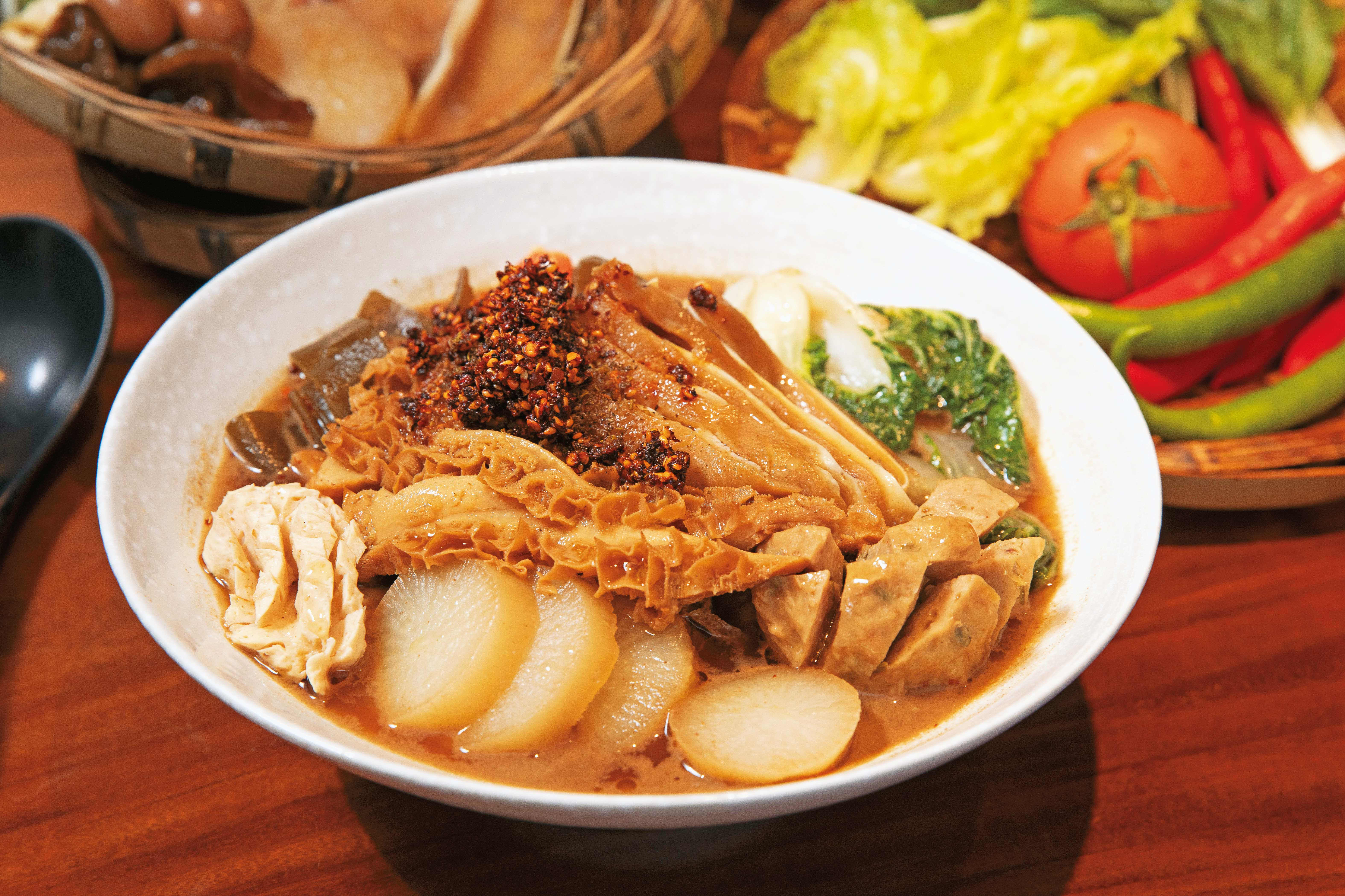 川式滷味為高瑜含第一次創業時飛回重慶學的料理，採用20多種中藥，味道醇厚。（綜合滷味套餐，160元／份）