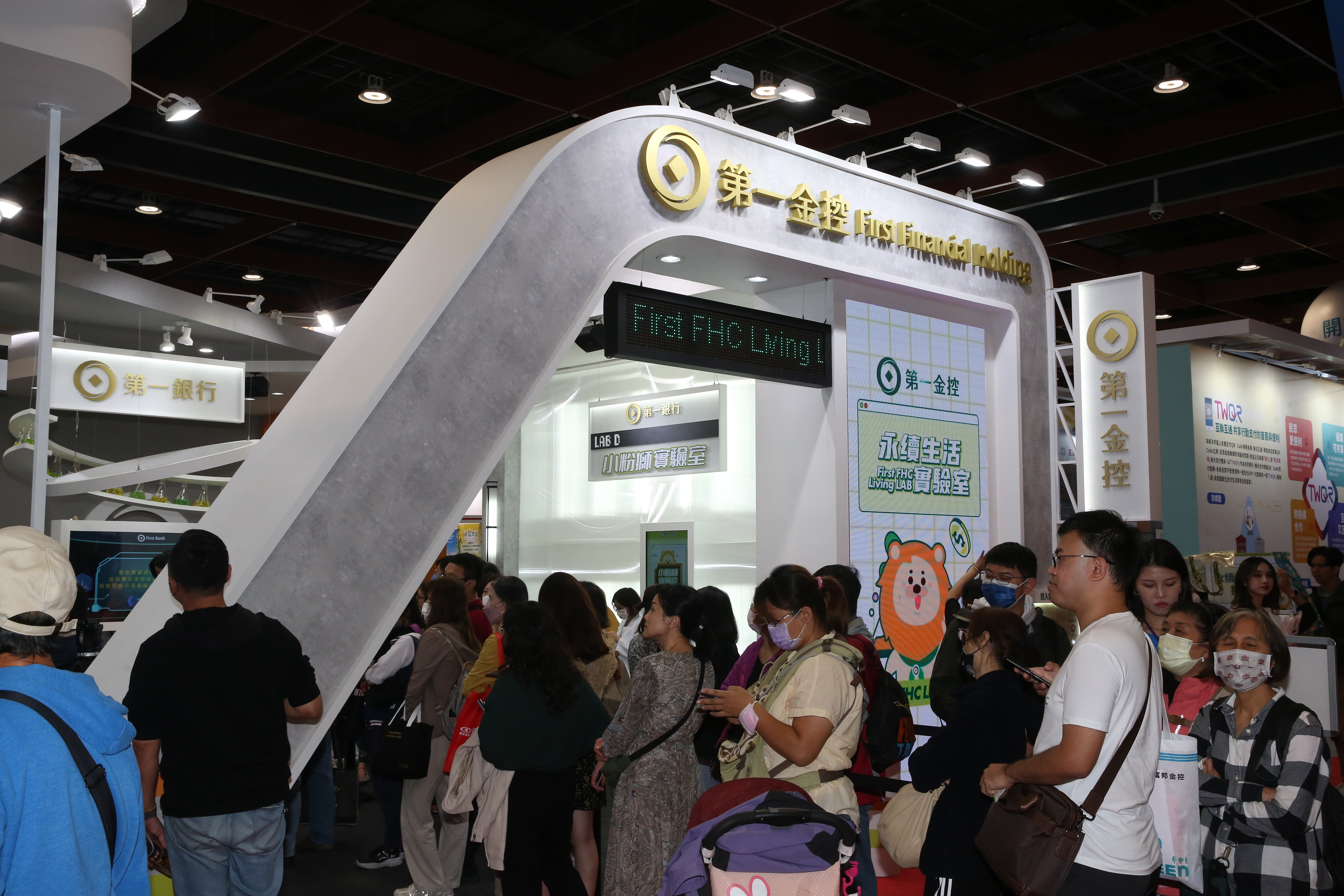 去年金融業慘兮兮，第一金仍繳出正報酬，今年獲利持續成長。