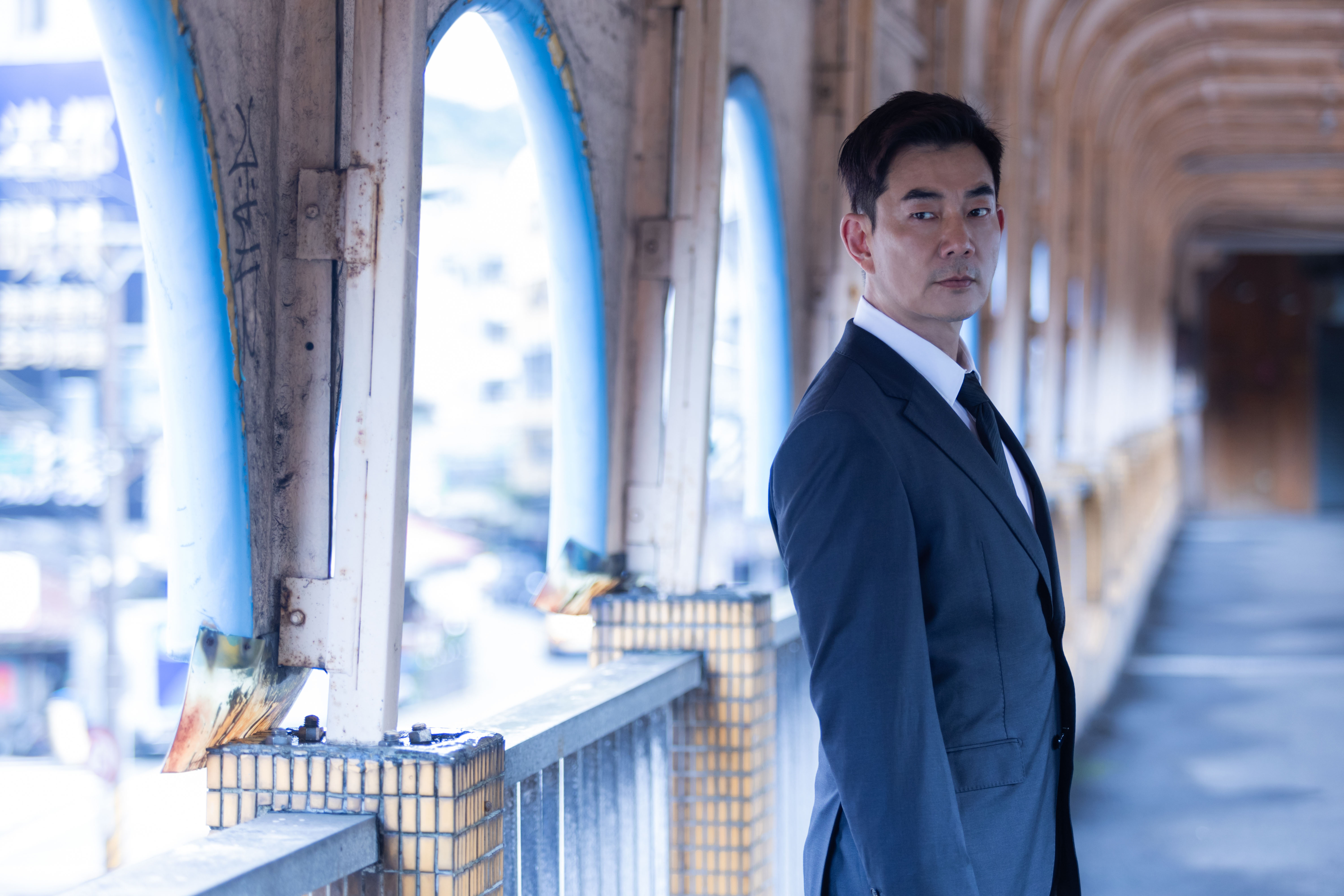 任賢齊模仿舒淇在電影《千禧曼波》裡回望的畫面，笑稱現在「舒淇橋」變「淇齊橋」。（相信音樂提供）