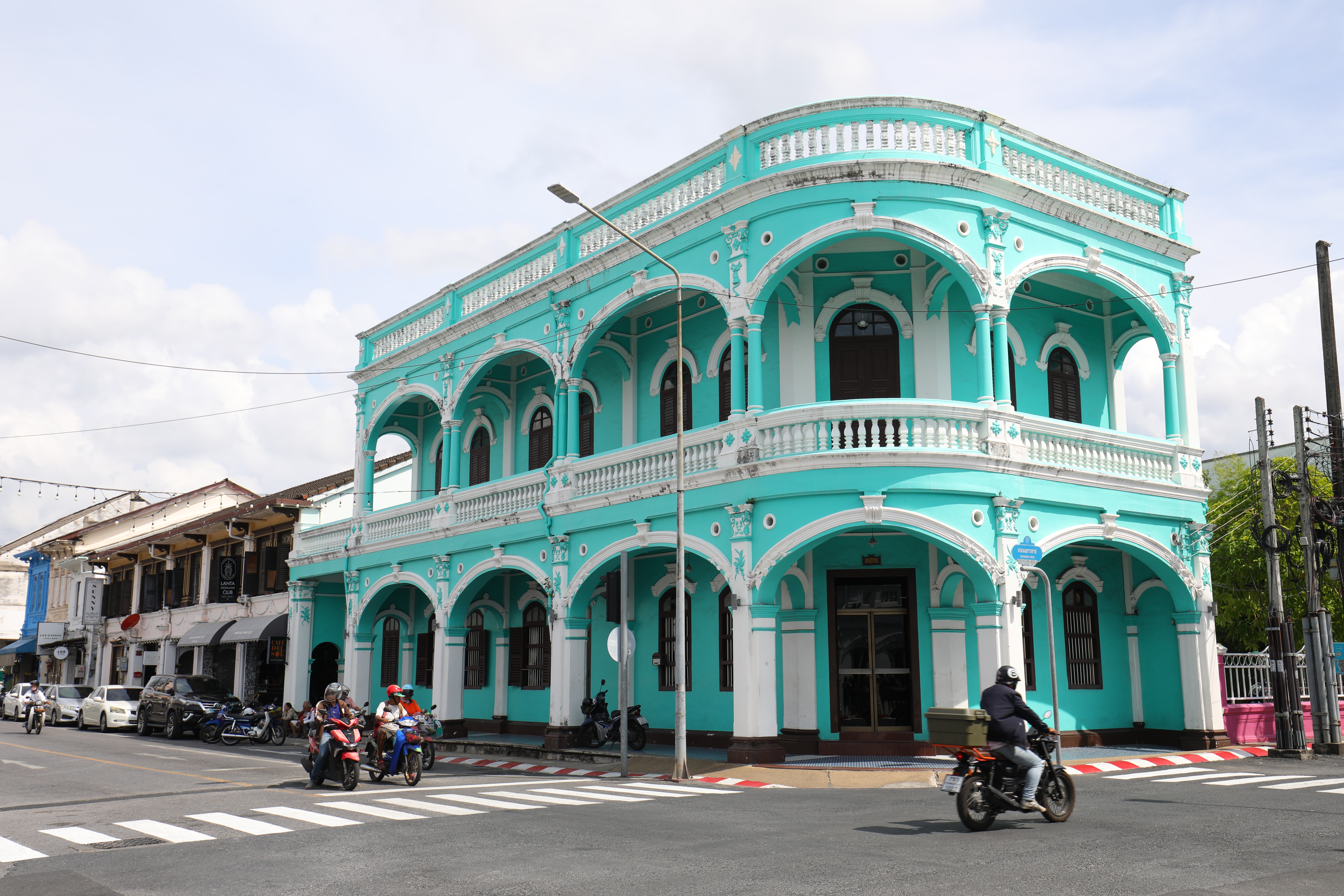Tiffany藍色系的「Sino-Portuguese Building」位於迪布克路上，同樣是熱門的觀光打卡點。