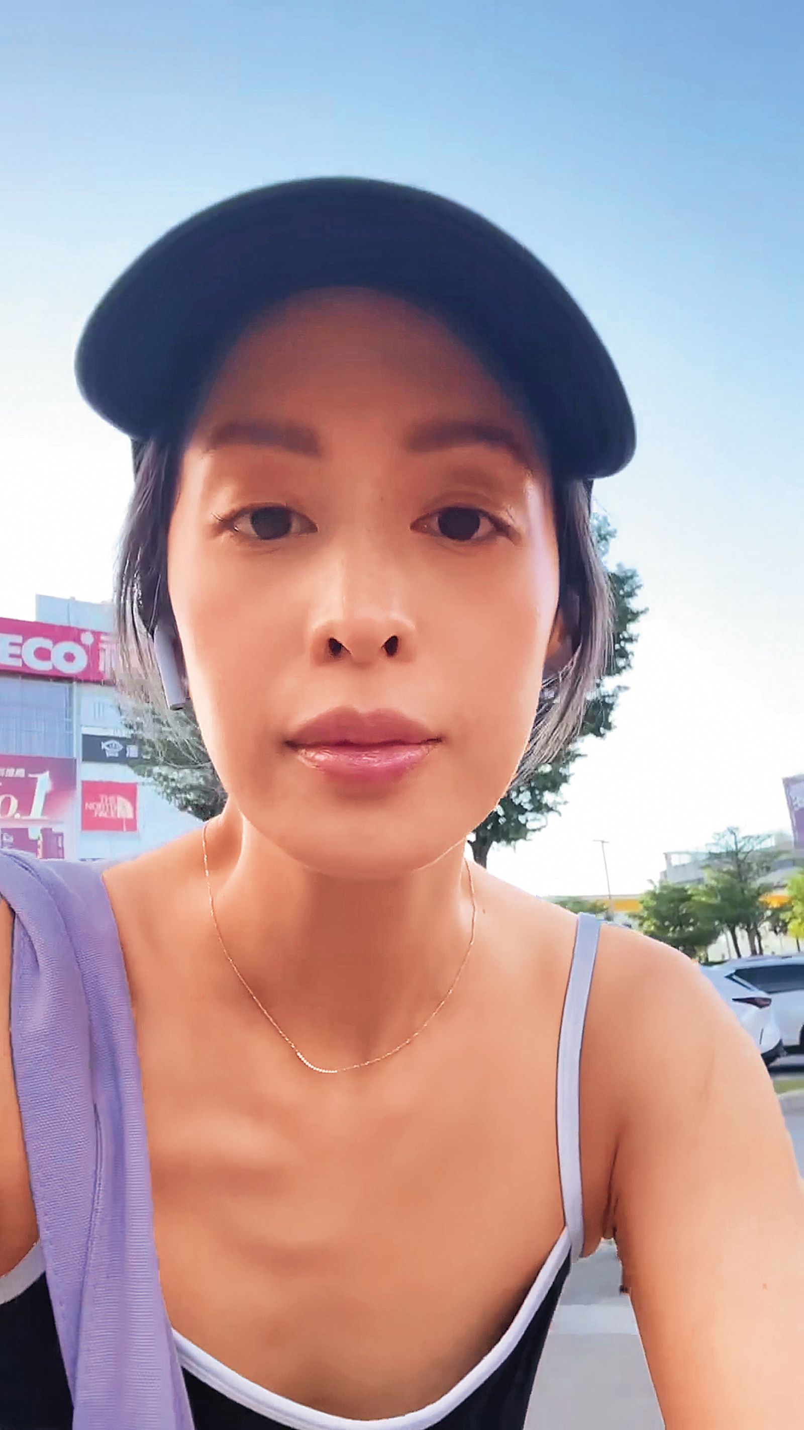 莫允雯逛賣場時，穿著細肩帶背心裙，鎖骨線條清晰可見。（翻攝自莫允雯臉書）