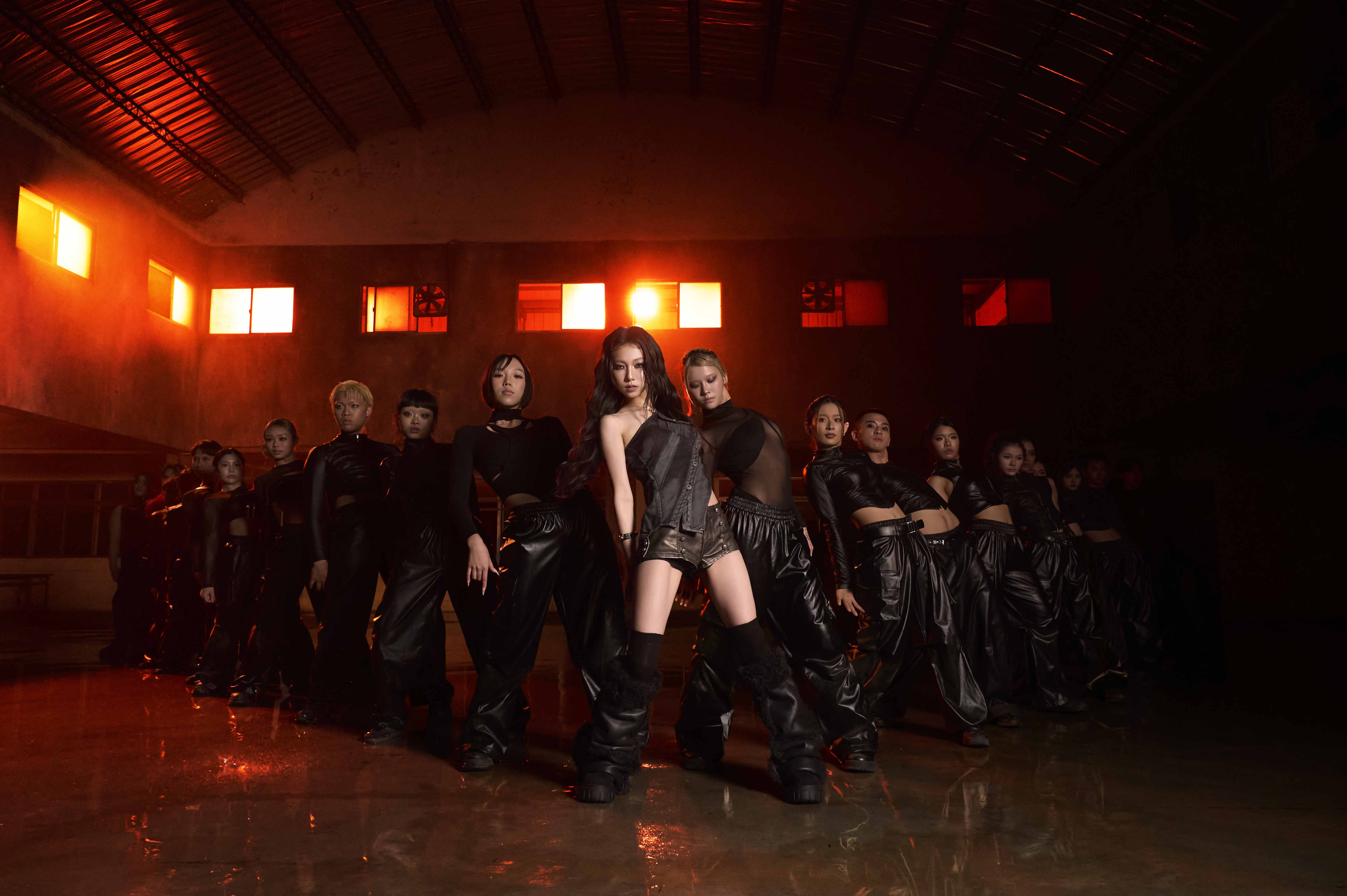 200萬粉新人郁欣Ivy強勢出道！新歌〈Want Me Back〉請來專業水車創造大雨跳舞場面。（KTJ Holding  提供）