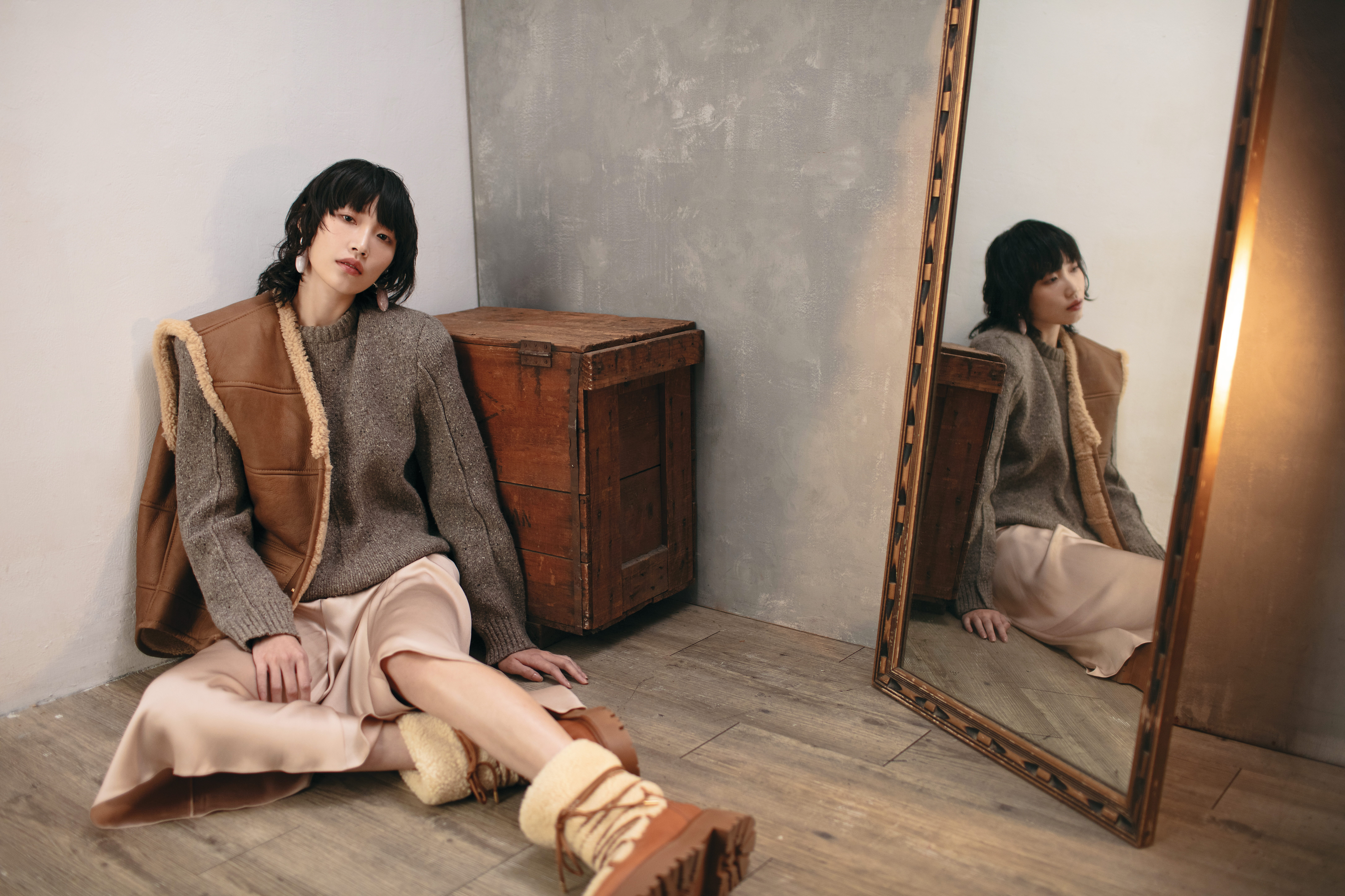 羊毛針織墊肩毛衣 NT$61,400 by BOTTEGA VENETA；捲曲長毛羊皮無袖背心 NT$175,000 by CELINE BY HEDI SLIMANE；絲質飄逸感長裙 NT$73,400 by FENDI；CELINE Bulky羊毛革及牛皮革繫帶皮靴 NT$59,000 by CELINE BY HEDI SLIMANE；純銀造型耳環 價格店洽 by BOTTEGA VENETA。