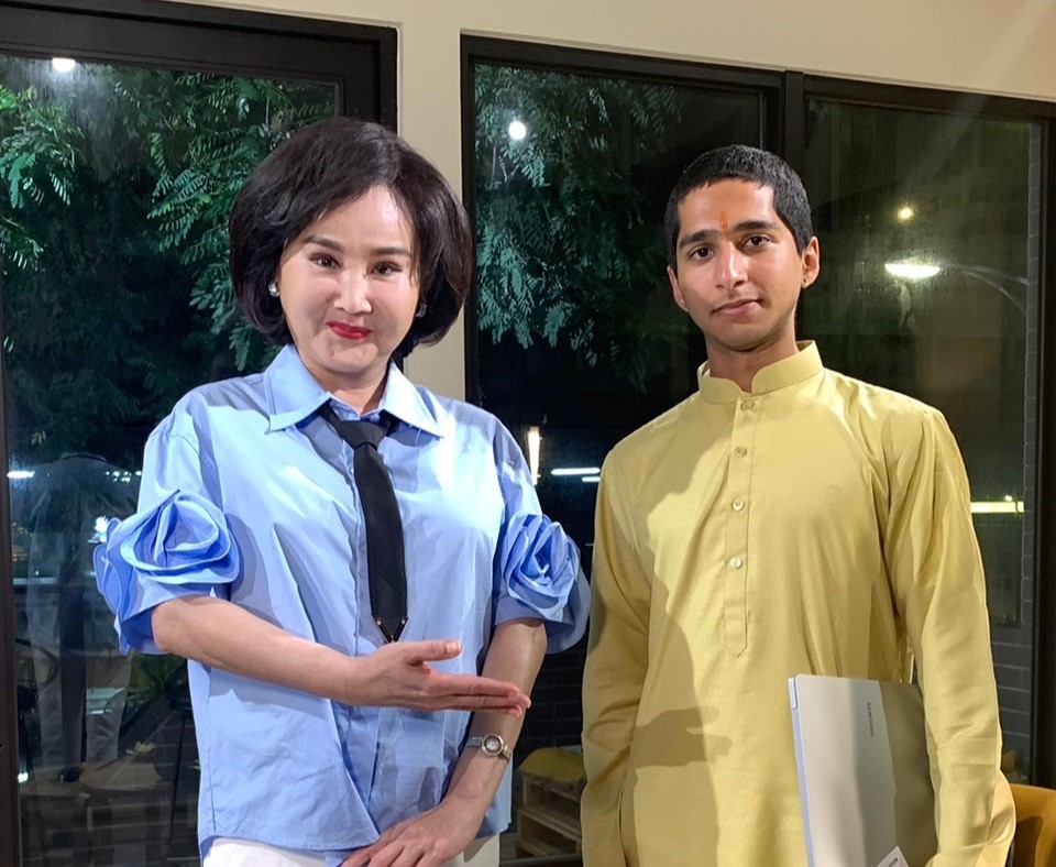 胡婉玲（左）日前訪問「印度神童」阿南德（右）。（翻攝胡婉玲臉書）