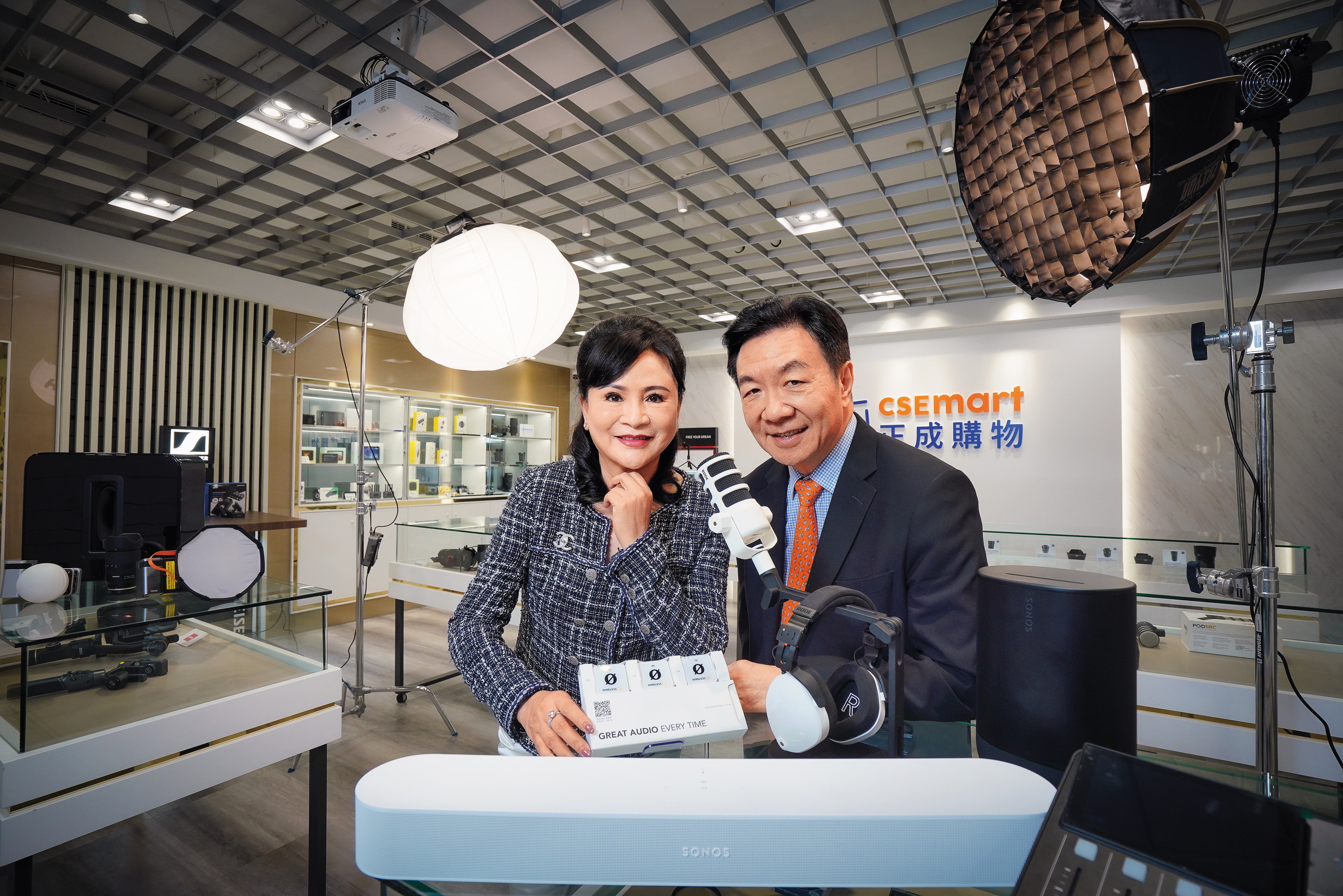 正成董事長陳怡璇（左）和總經理丘揚祖（右）一個內、一個外，攜手打拚近40年，帶領正成成為台灣影音設備代理龍頭。