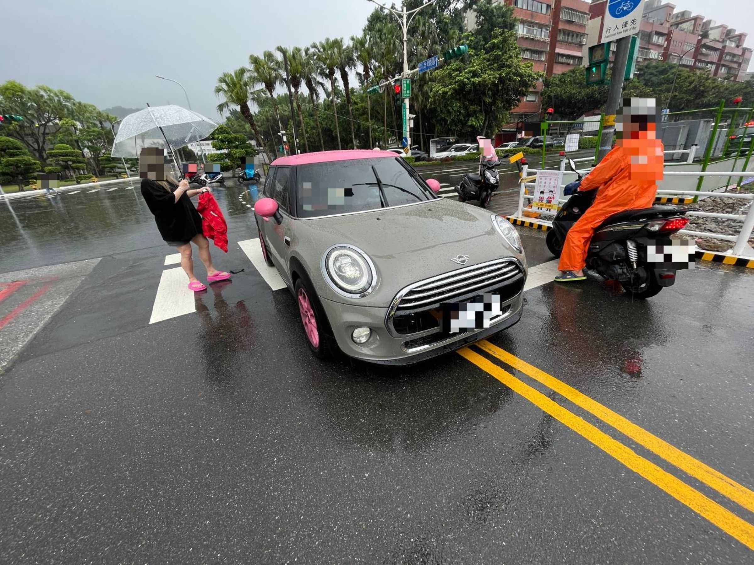 小甜甜去年發生車禍，警方公布當天畫面。（警方提供）