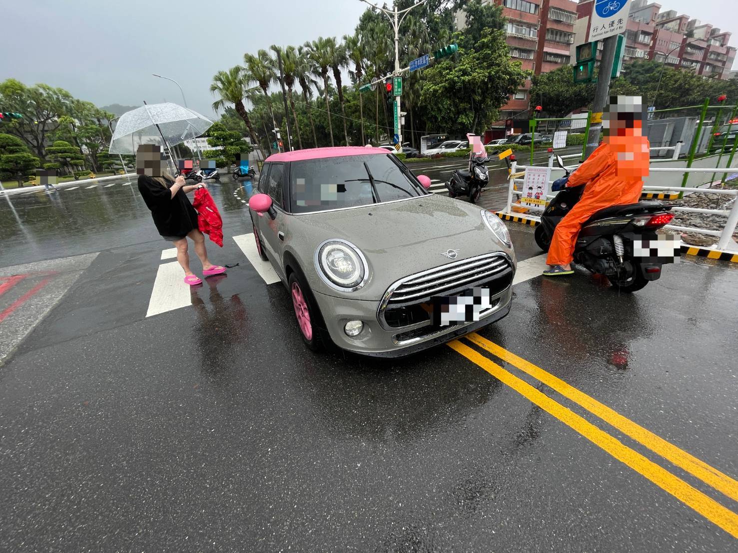 小甜甜車禍公開行車紀錄器喊「正義絕不退讓」! 網反揪違規嗆:駕照先拿去燒了吧