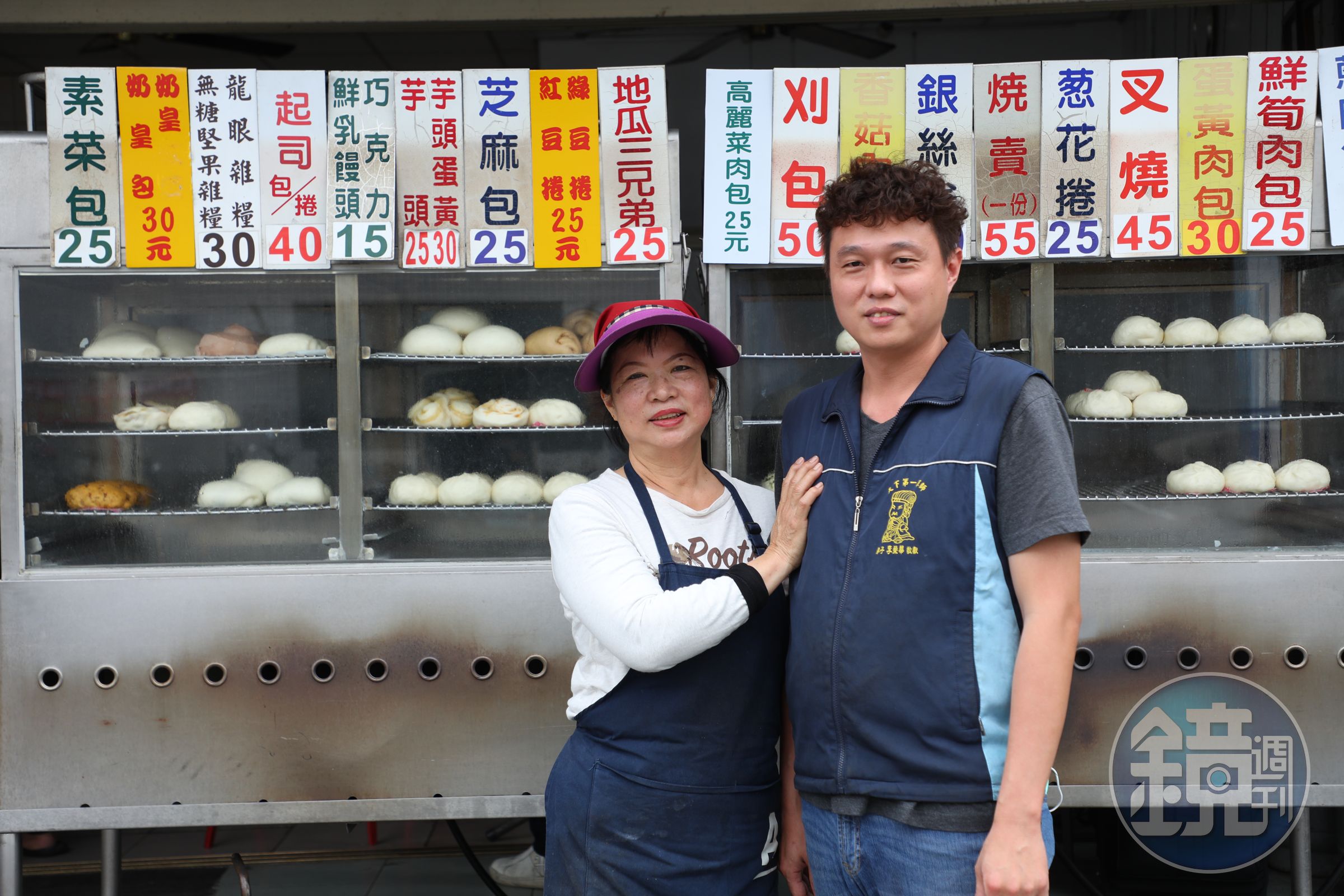 目前煎台與前台由蕭秀粉(左)與兒子簡敏峰(右)經營,爸爸簡金海則專注在後廚製作包子饅頭。