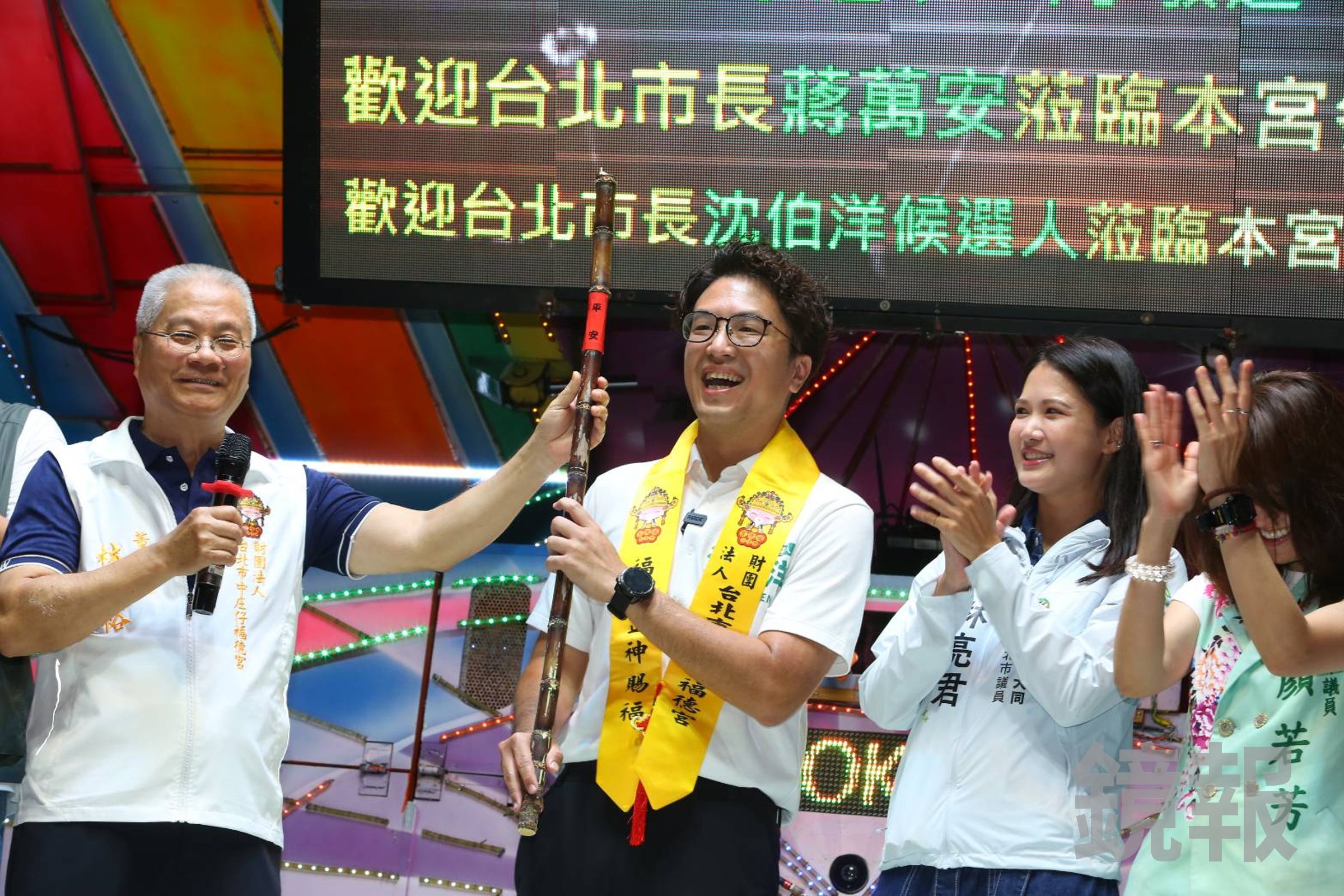 沈伯洋今天透露,有把甘蔗放在辦公室供起來,「我們是把它當作寶刀一樣」。(鏡報姜永年攝)