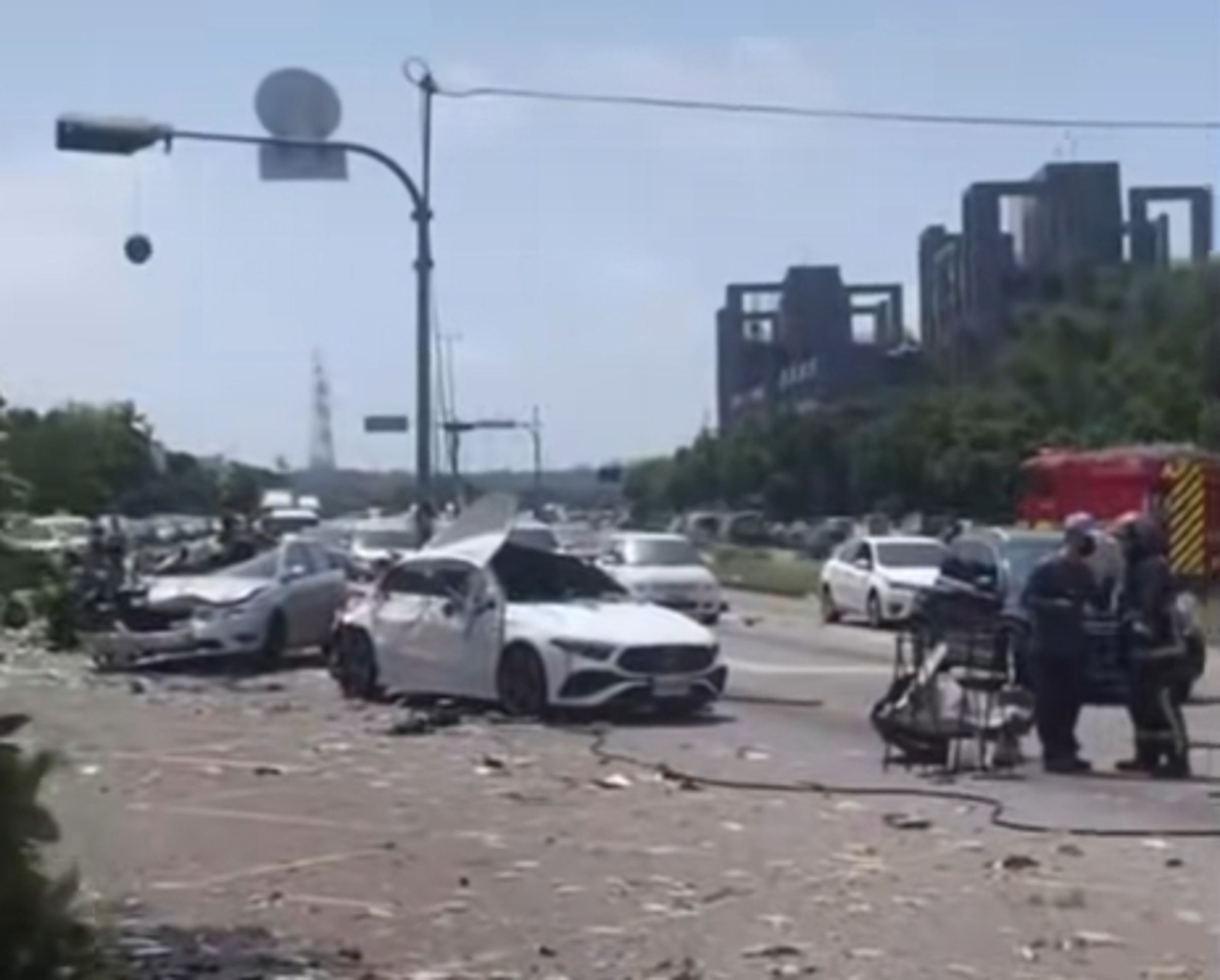 台中沙鹿區向上路七段今（27日）上午發生嚴重車禍，一輛聯結車疑煞車機件故障，連環撞上10輛汽車、11輛機車、1輛腳踏車。（翻攝自記者爆料網）