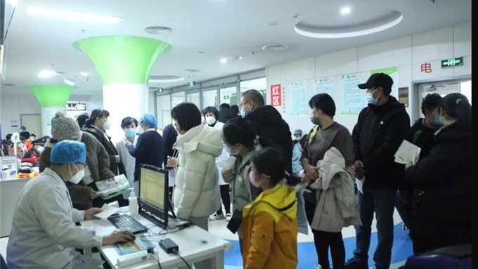 中國又爆新一波嚴重疫情！兒童肺炎急增、醫院人滿為患，世衛要求提供訊息。（翻自《澳洲abc》X平台）