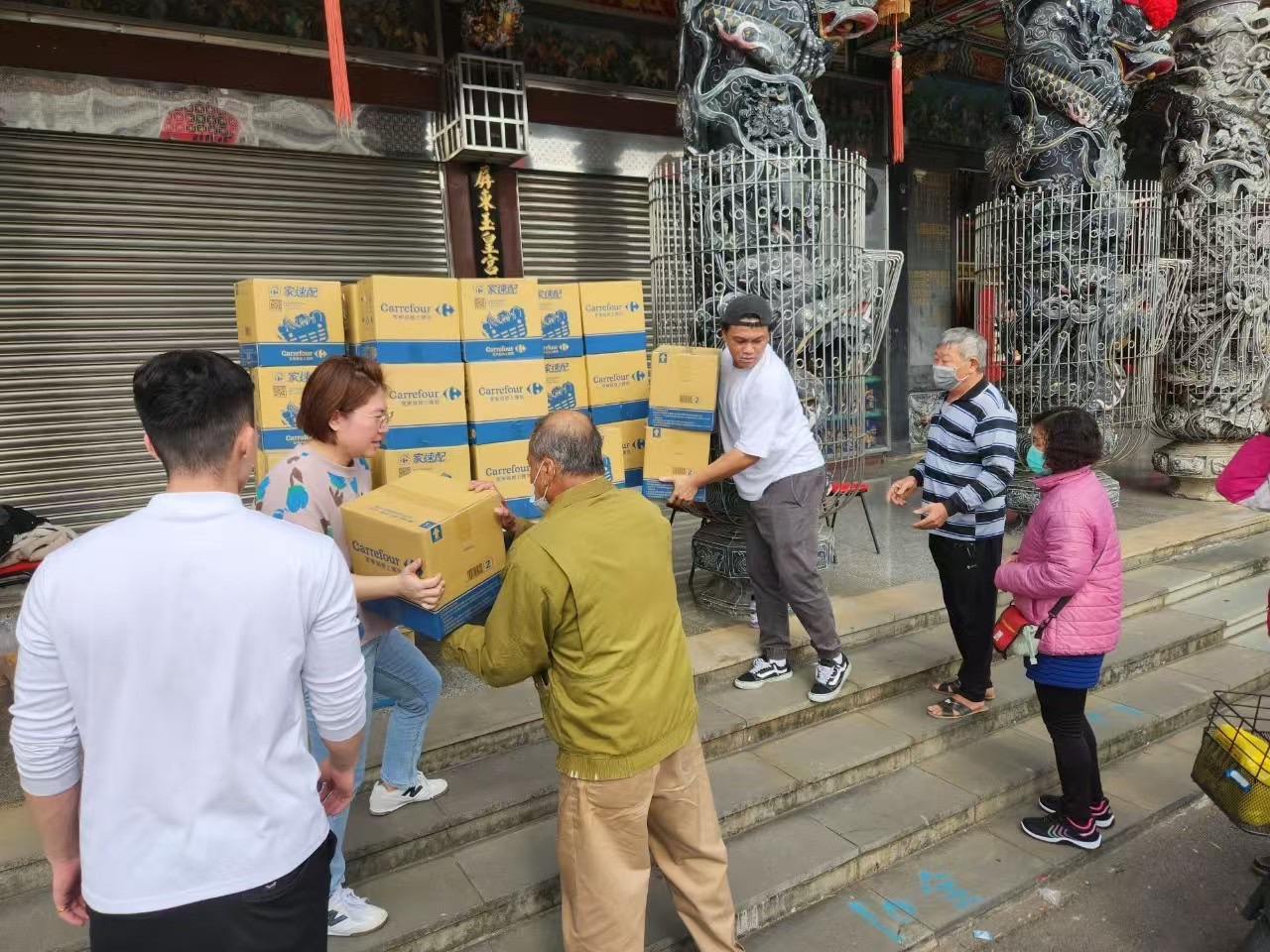 鍾文智在屏東發起捐贈愛心物資活動,總共有1216戶來領取愛心物資。(潭墘里辦公室提供)