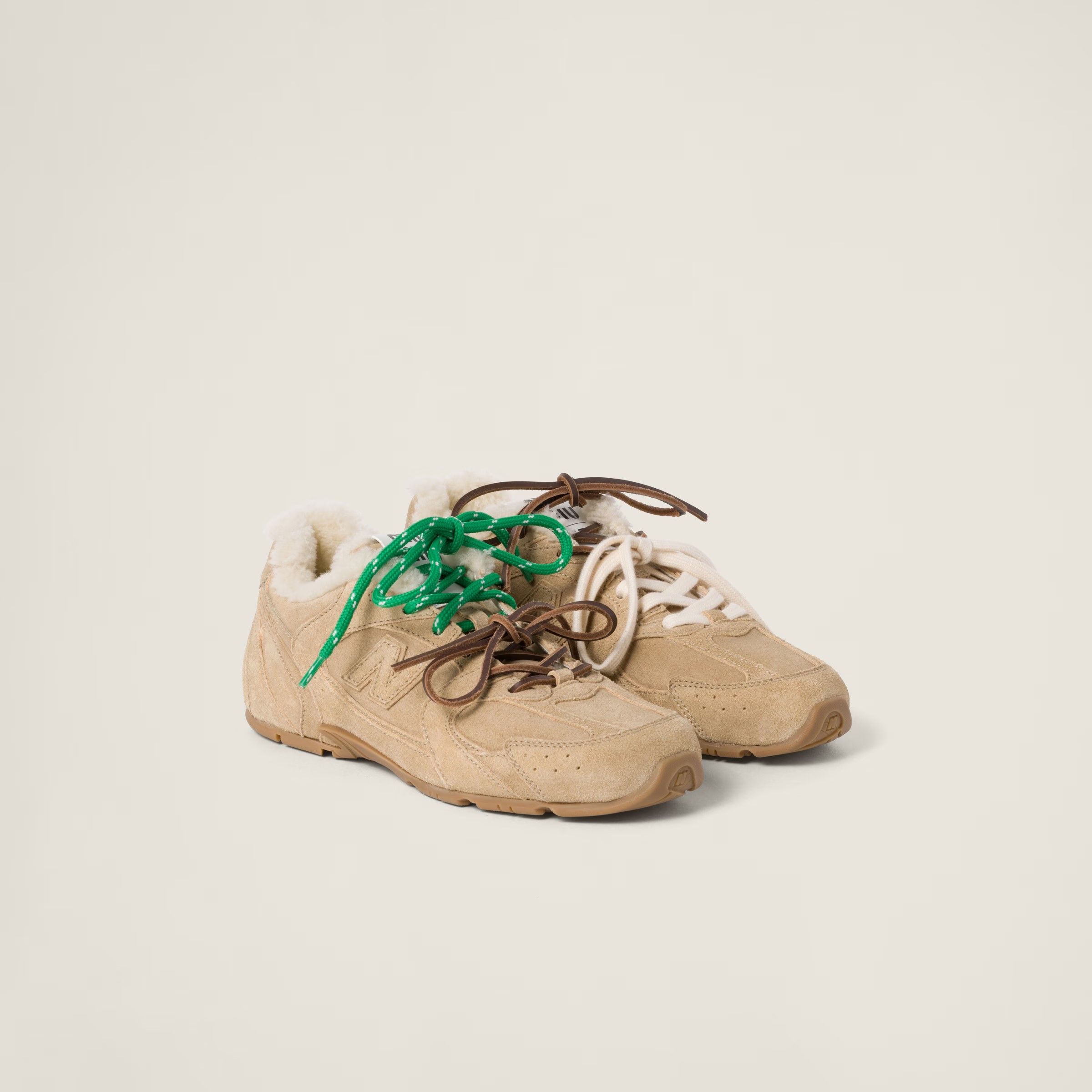 New Balance X Miu Miu 530 SL皮革運動鞋。NT$42,500(Miu Miu提供)