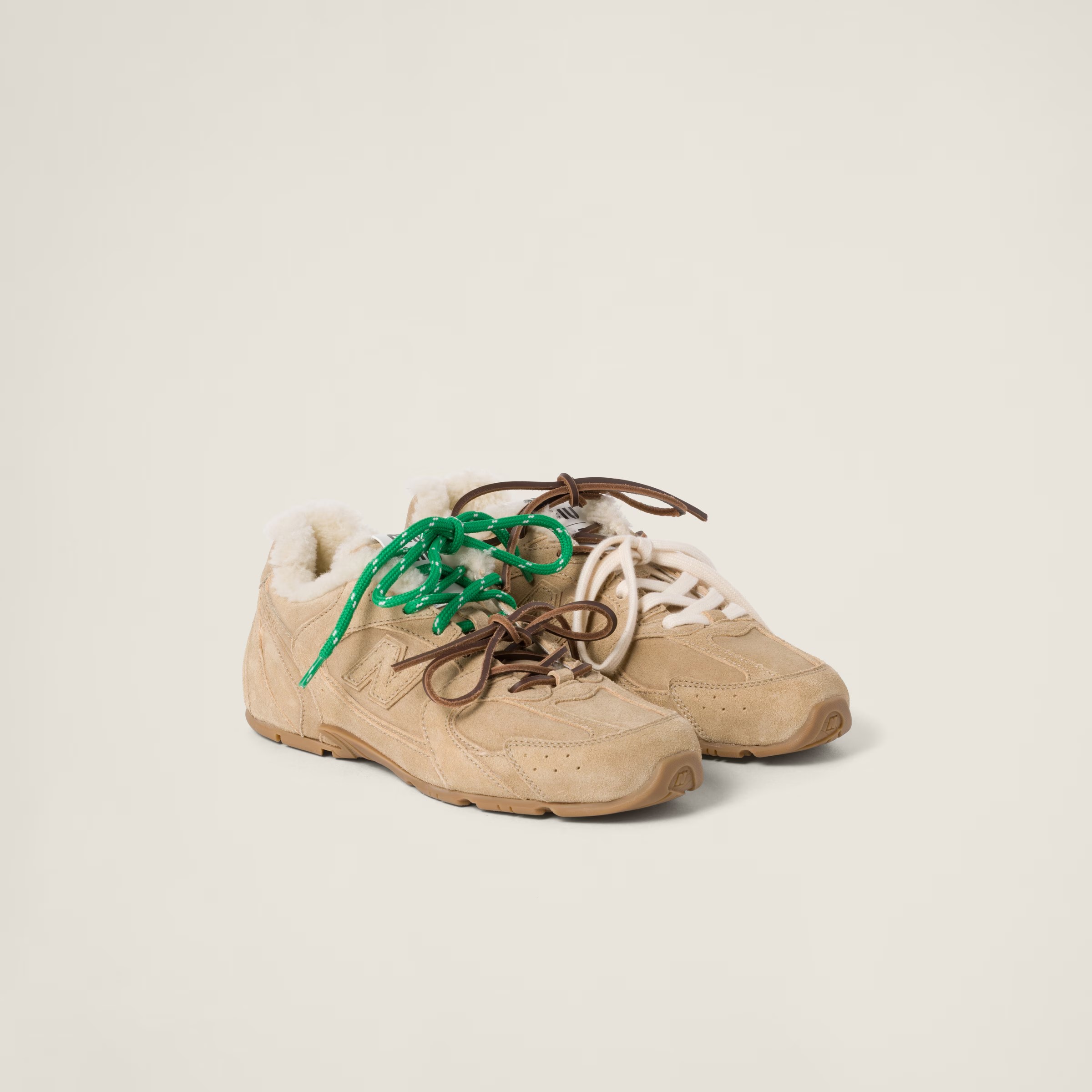 New Balance X Miu Miu 530 SL皮革運動鞋。NT$42,500(Miu Miu提供)