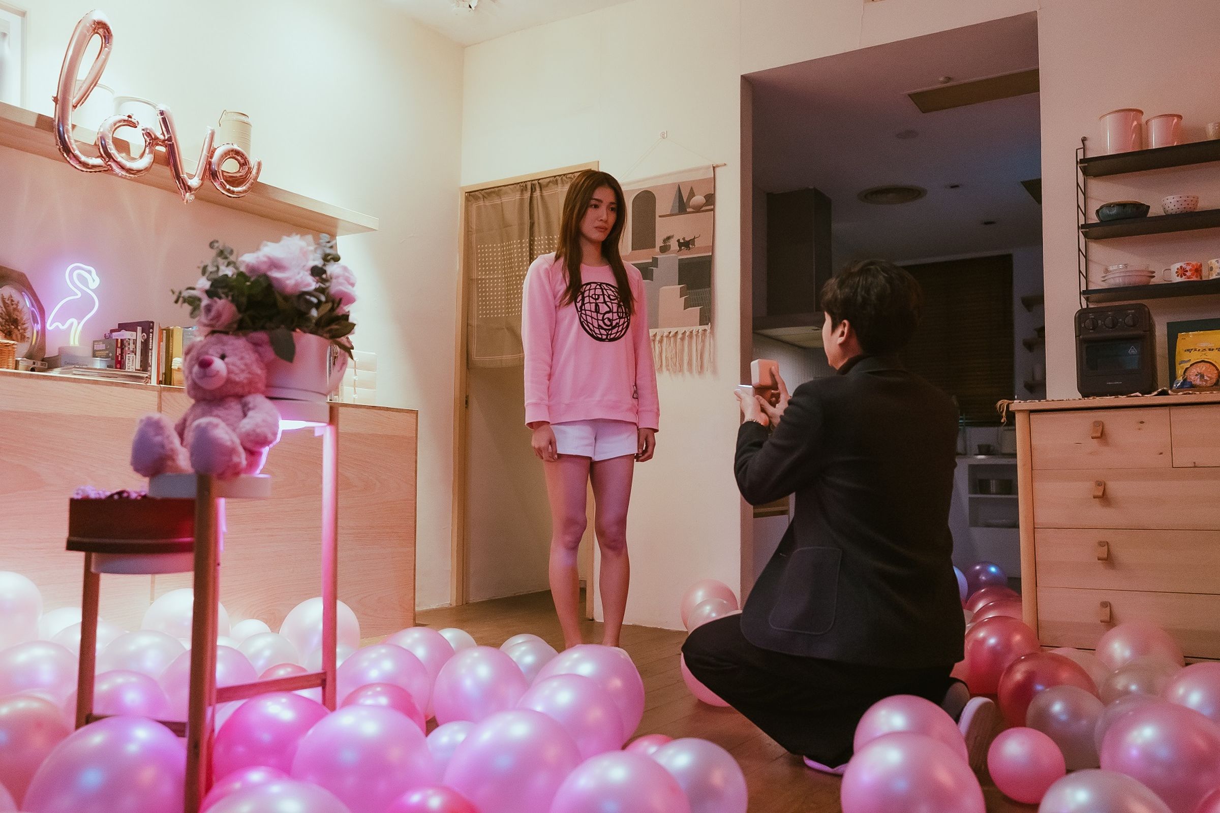 林鶴軒（左）向周智慧求婚。（TVBS提供）
