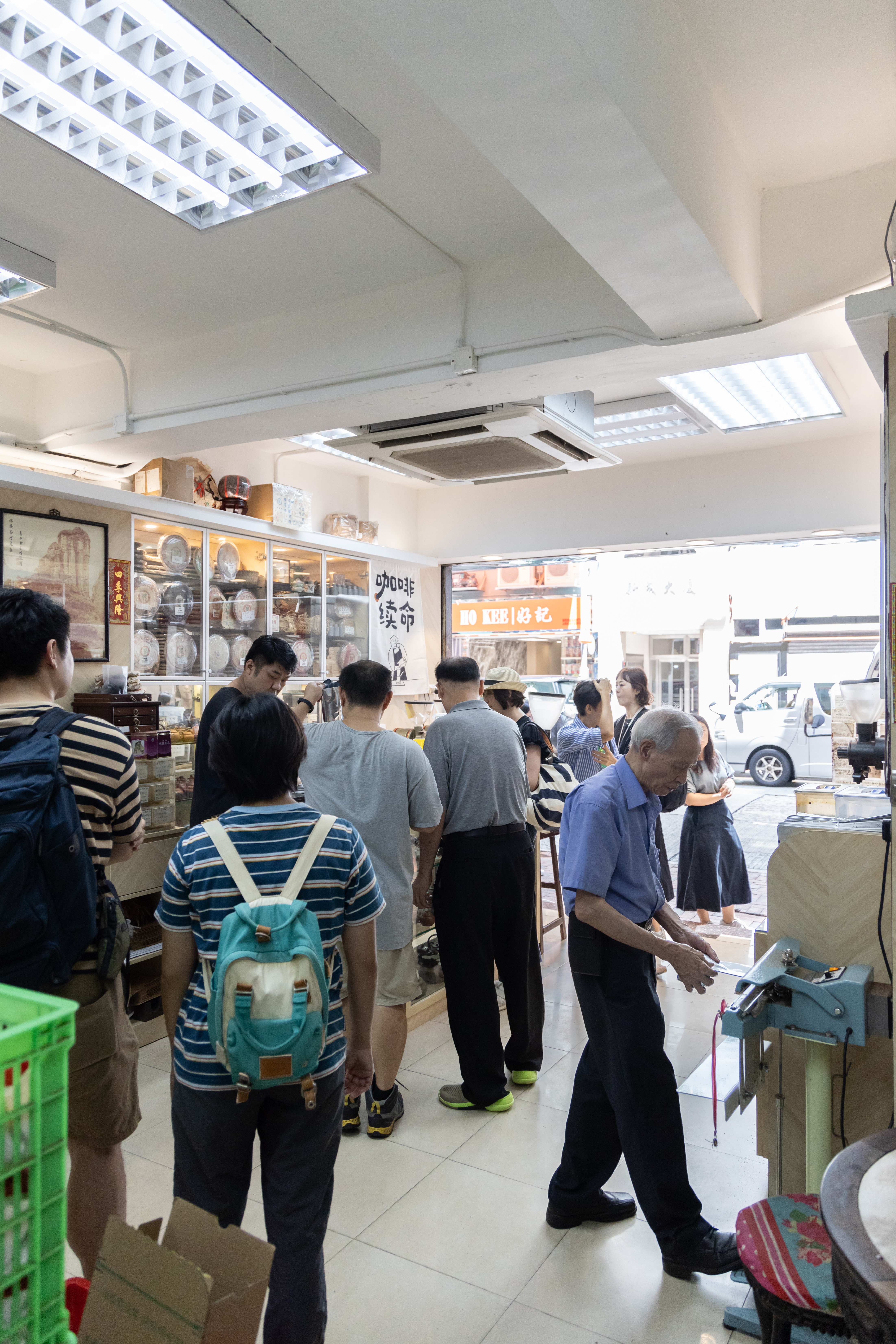 祥興茶行的生意非常好，熟客、觀光客皆有，大都是茶或咖啡的發燒友。