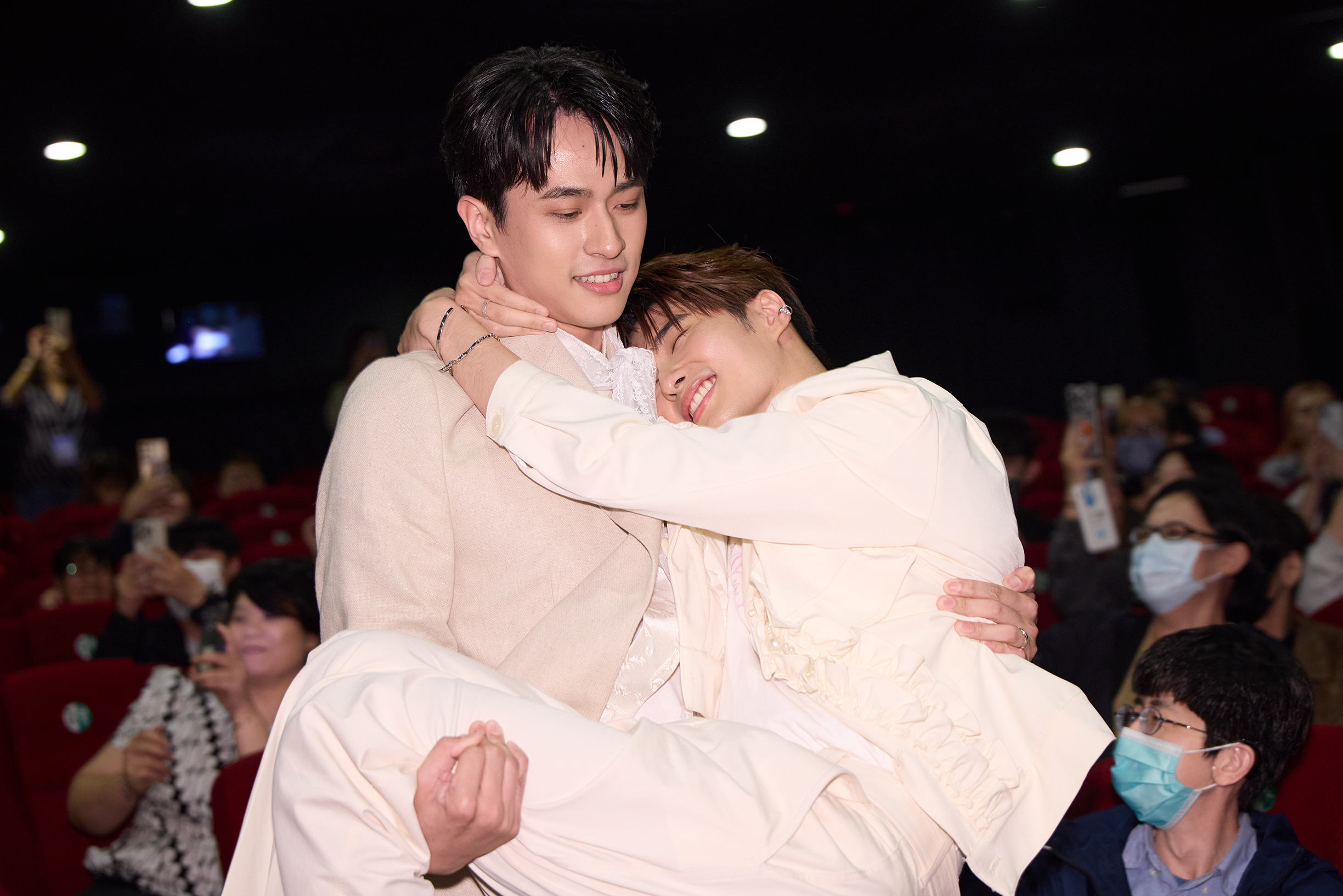 《獨佔接班人》徐瑋澤公主抱朴靖恆繞場一圈放閃。（LINE TV提供）