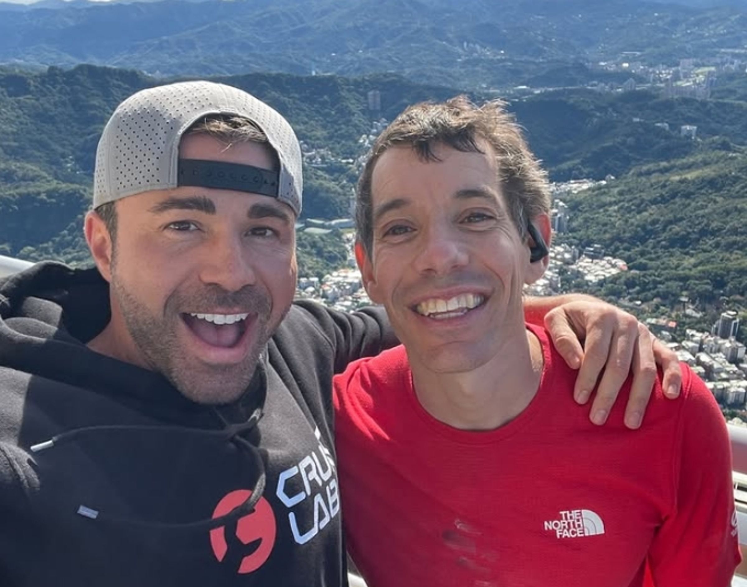 超大咖YouTube網紅在台北101頂端迎接霍諾克。（翻攝自Mark Rober Instagram）
