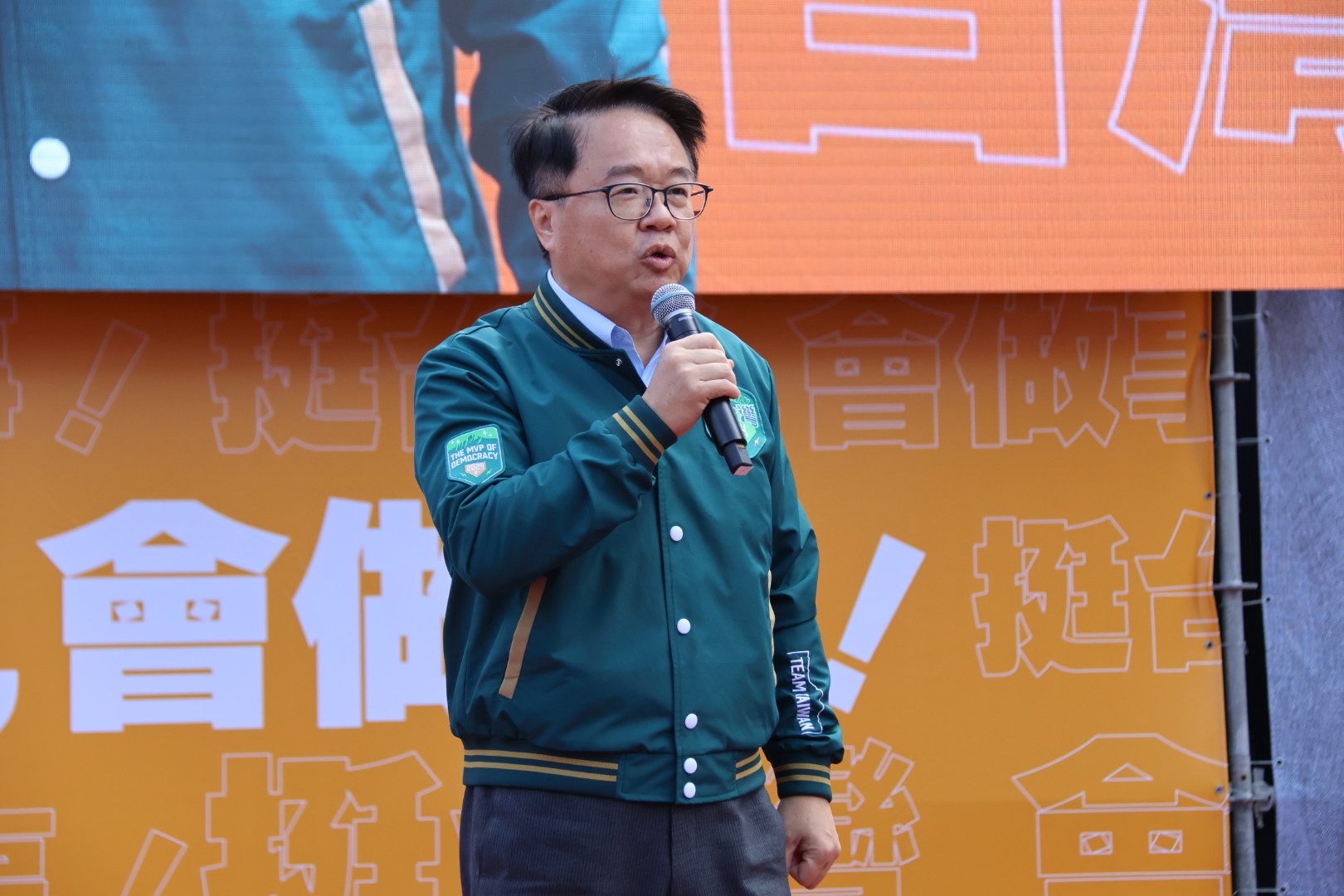 民進黨立委吳秉叡堅持反對TDR修法。（翻攝自吳秉叡臉書）