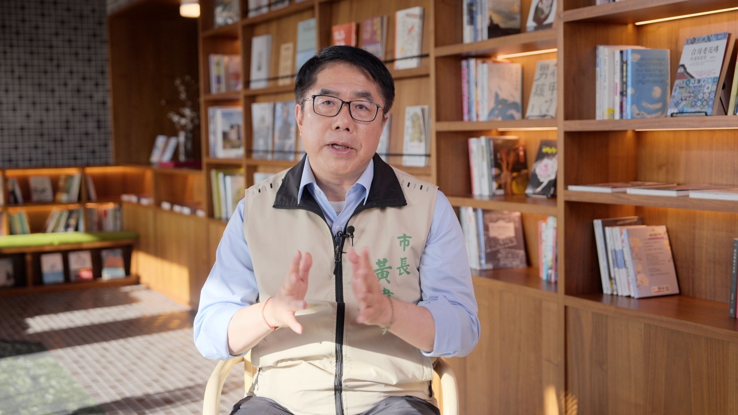臺南市市長黃偉哲表示,透過第一線銀行行員、郵局與農會的櫃員,今年已成功攔阻1,592件詐騙,件數高居六都第一。