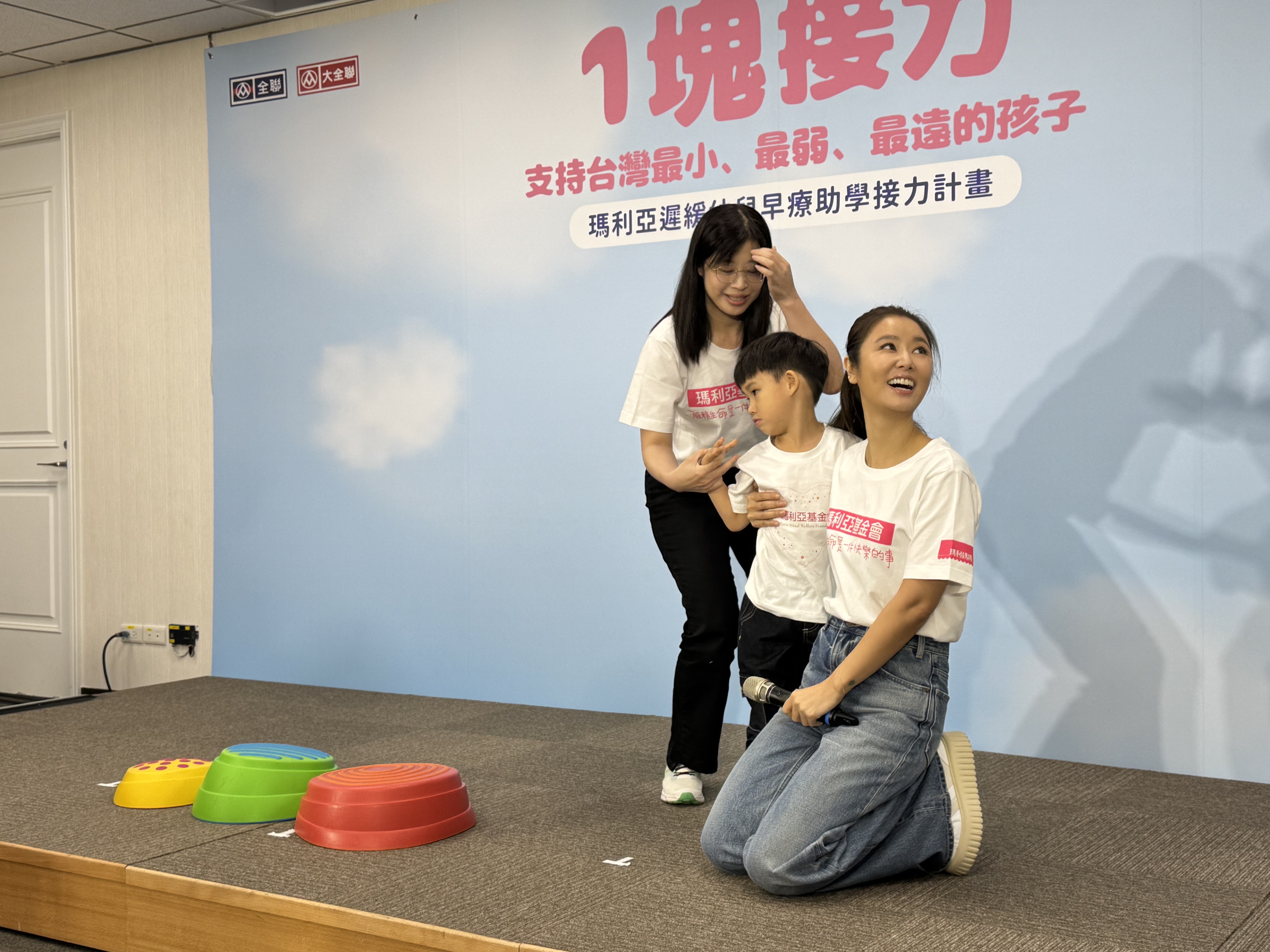 林心如和慢飛天使互動十分可愛。