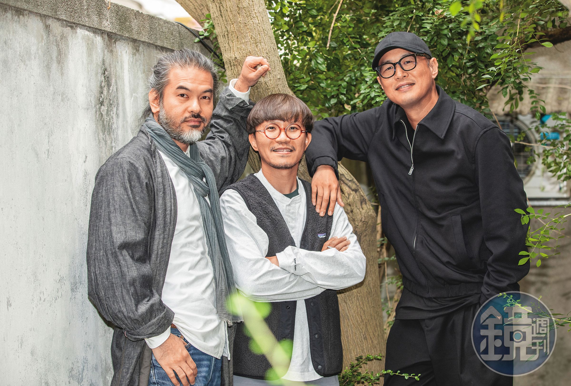 	賴俊羽（左）和管偉傑（右）共同執導《乩身》，特效總監郭憲聰（中）在前期便加入製作團隊。