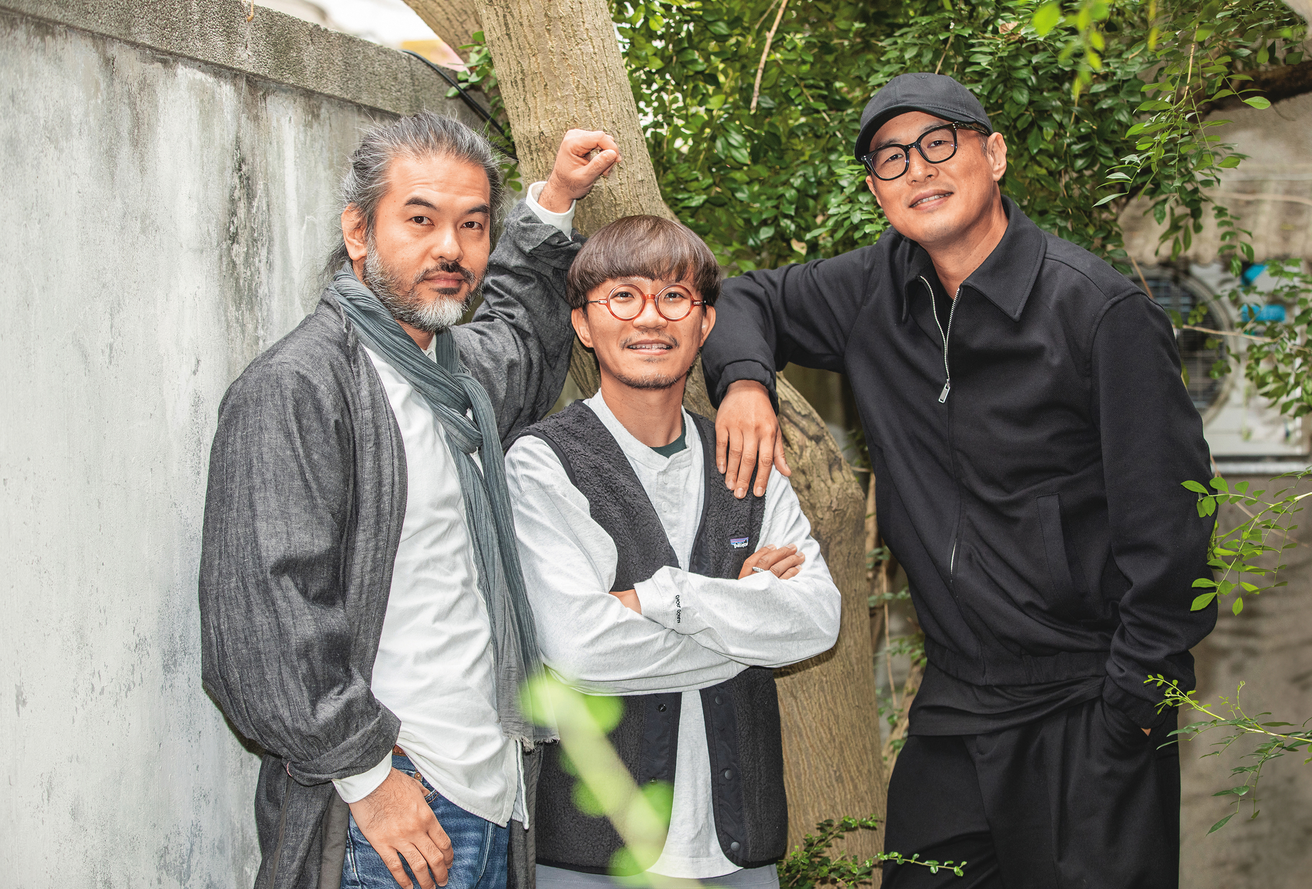 	賴俊羽（左）和管偉傑（右）共同執導《乩身》，特效總監郭憲聰（中）在前期便加入製作團隊。