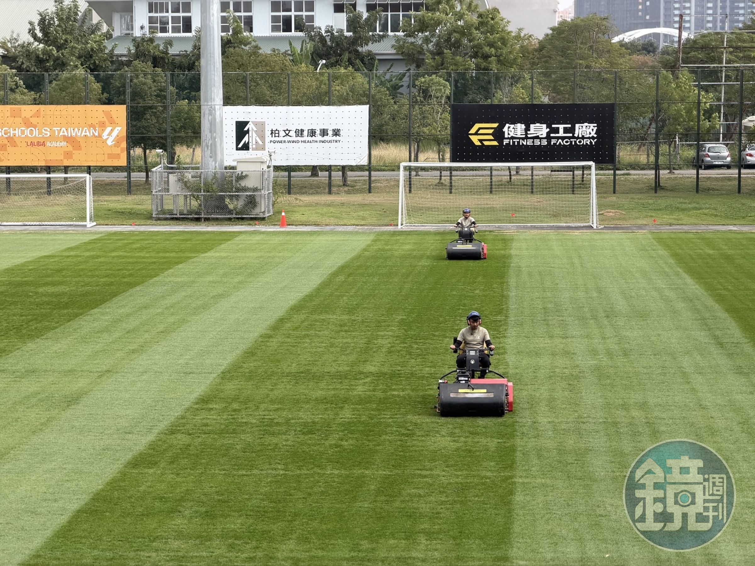 頂級足球賽事極度重視天然草皮,因為它能提供最佳的避震效果與摩擦力,大幅降低球員的膝蓋與腳踝受傷風險。