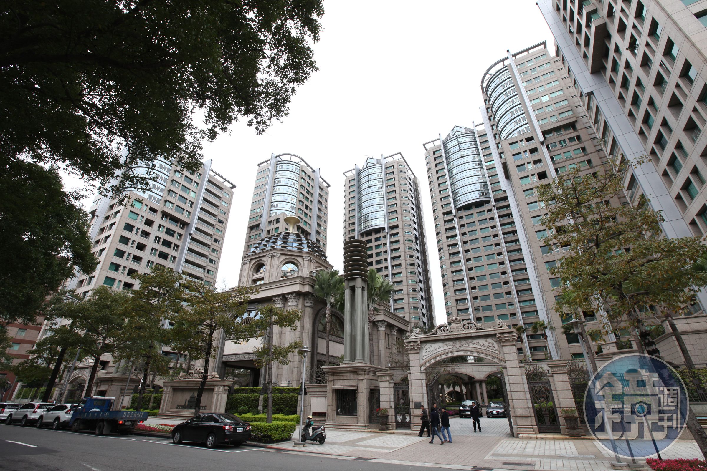 台大婦產科醫師施景中分享，曾聽說有醫師到帝寶去看房子，但卻被保全打槍。圖為北市豪宅帝寶。（本刊資料照）