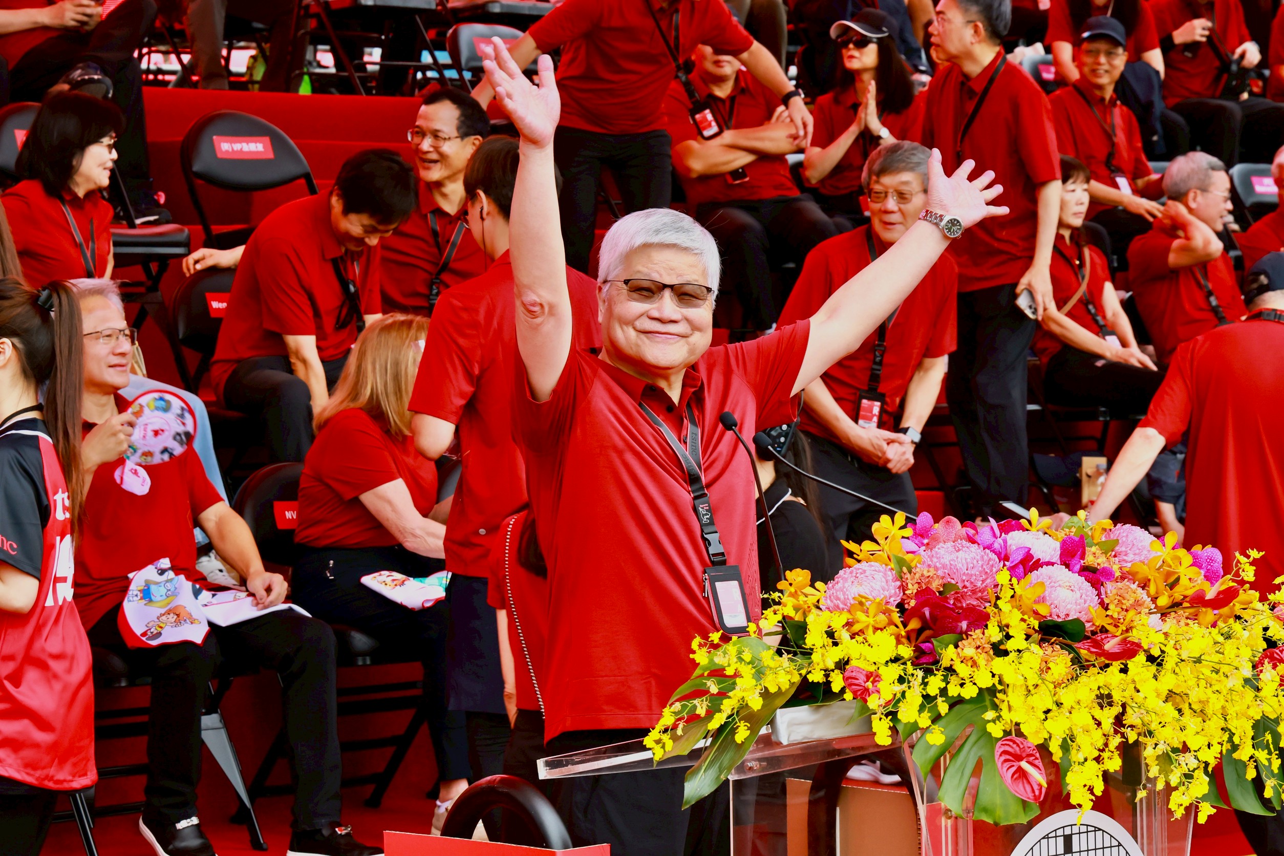 台積電董事長魏哲家日前出席運動會時,腳上的鞋子成意外亮點。(本刊資料照)