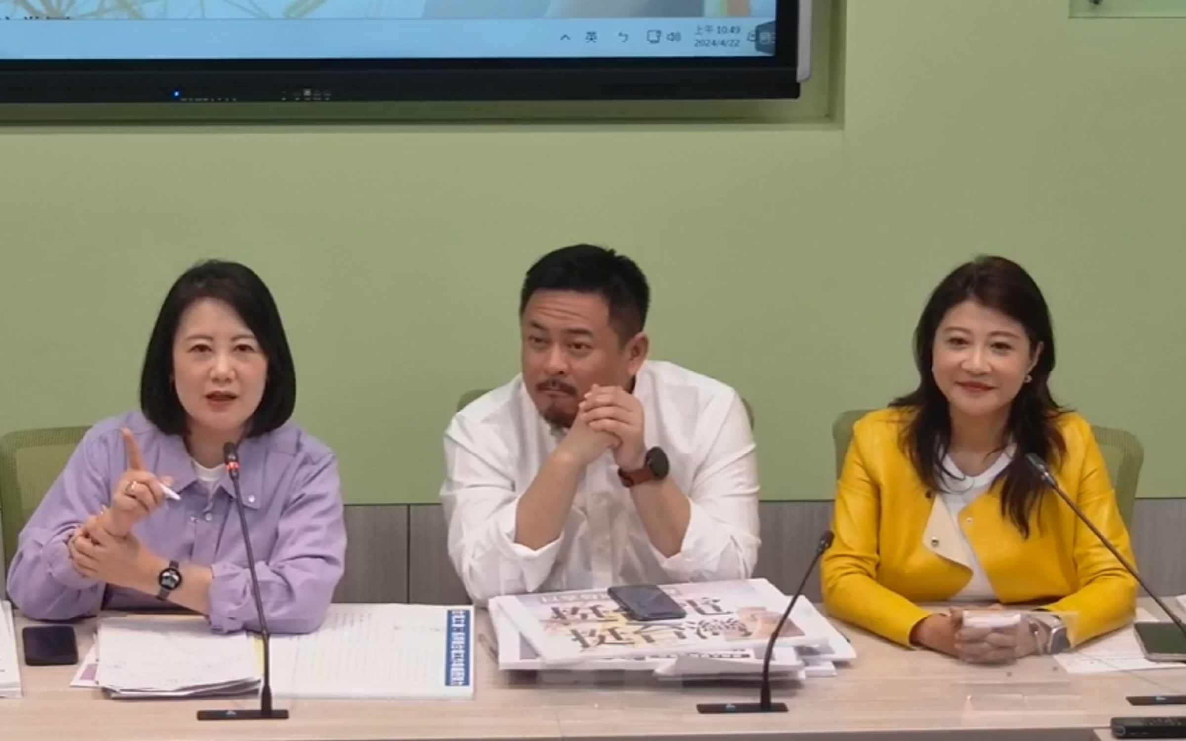 被影射穿戴昂貴首飾,吳思瑤(左)、林楚茵(右)親上火線說明。(翻攝自民進黨立法院黨團臉書直播)