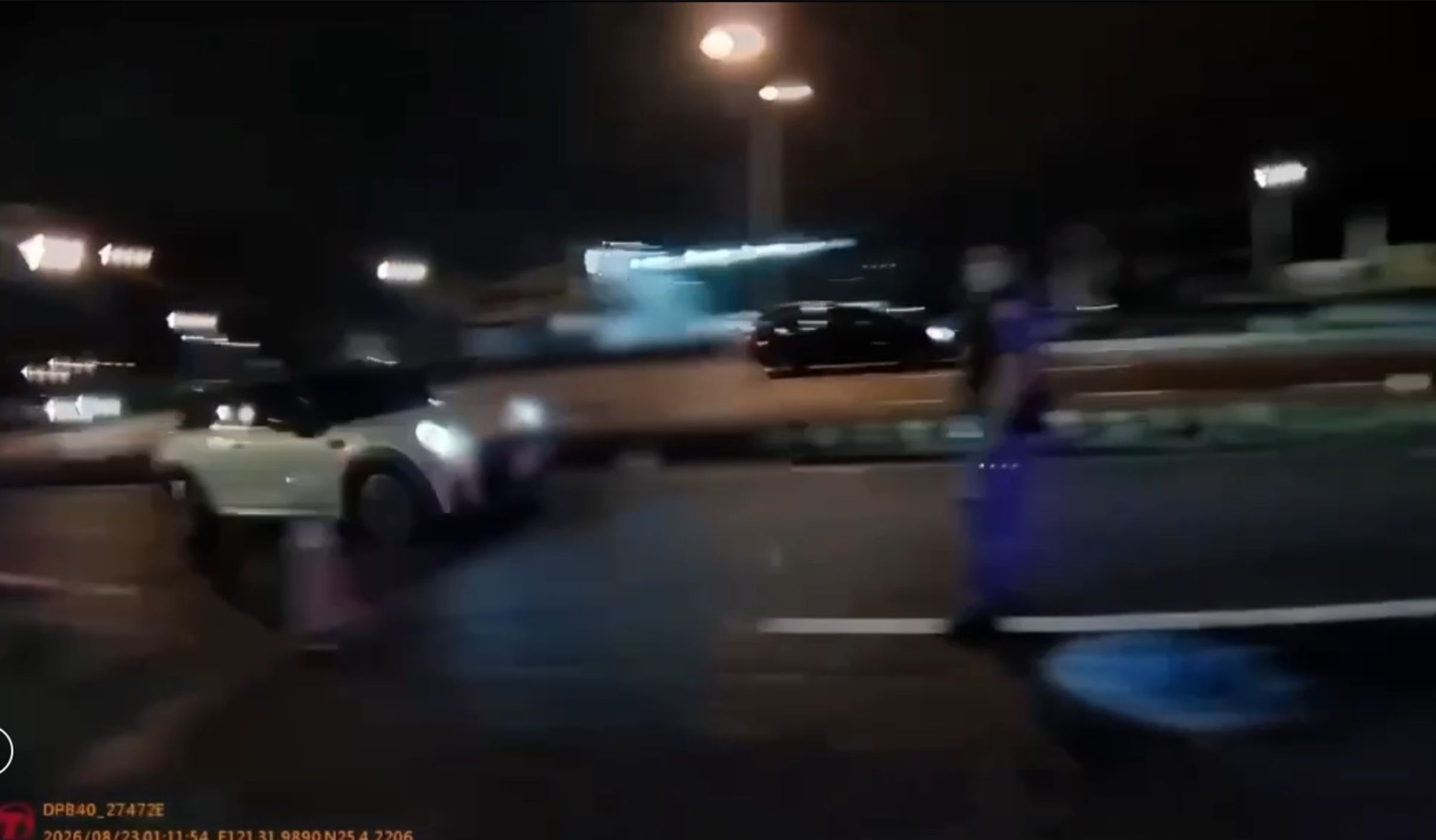 許男駕駛轎車衝撞警方攔檢點,還撞飛員警守中的指揮棒。翻攝畫面
