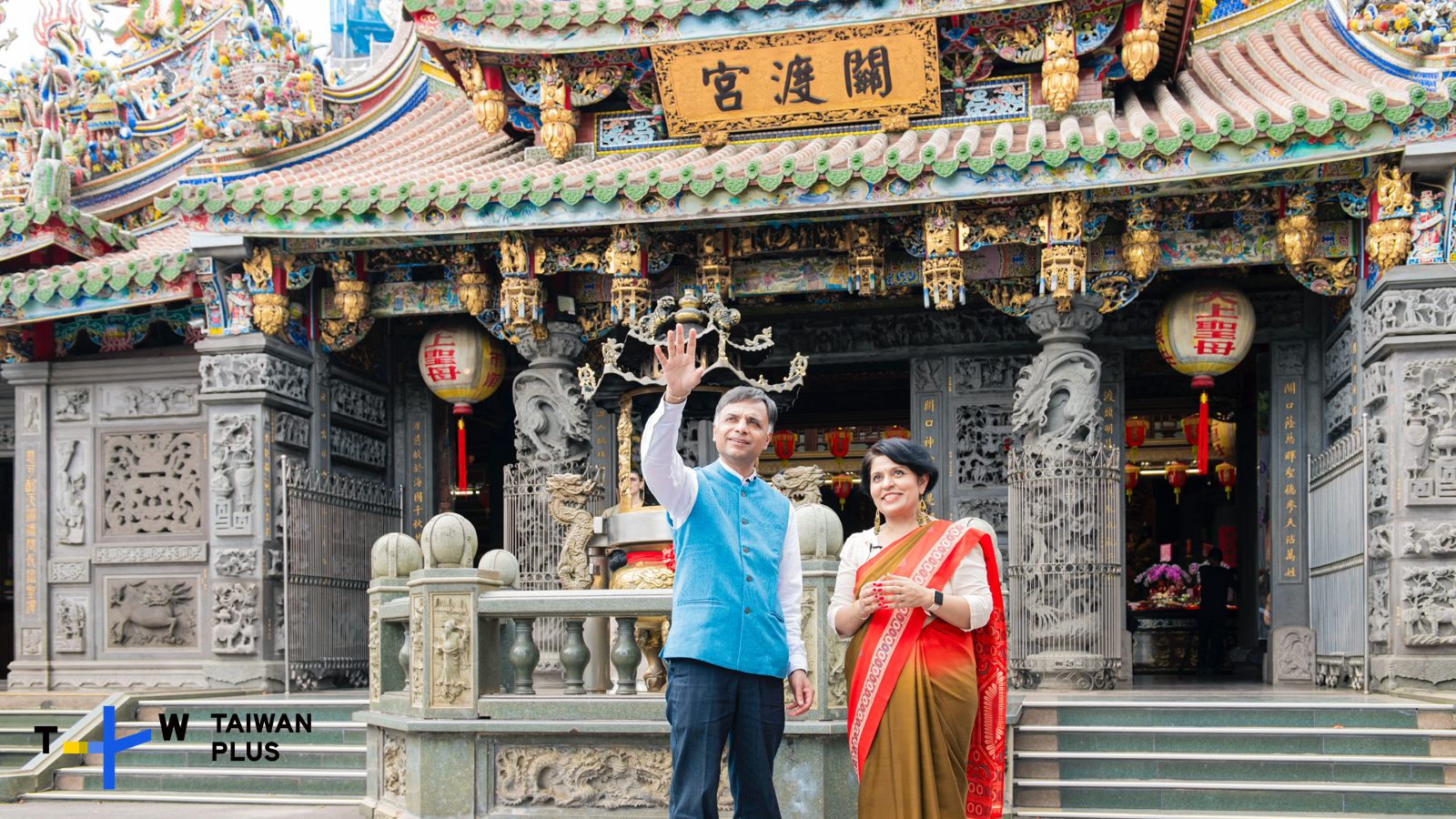 主持人李眉君（右）與印度在台協會會長葉達夫（左）與訪關渡宮，認識台灣傳統宗教與印度宗教的異同。  （TaiwanPlus提供）