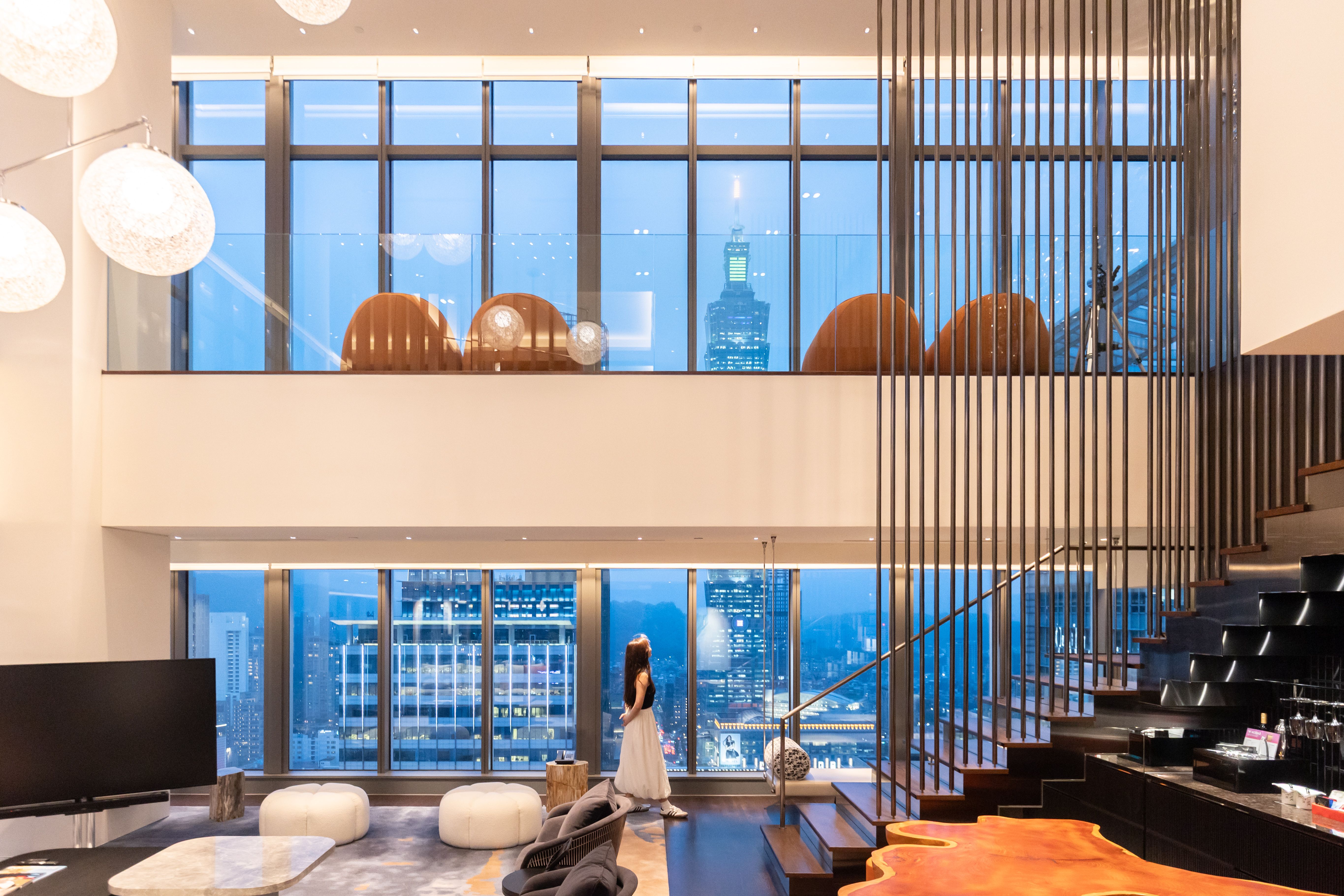 台北W飯店歷經2年整修微整型，將館內405間客房升級翻新，「頂級驚喜套房」也以全新奢華面貌迎貴賓。