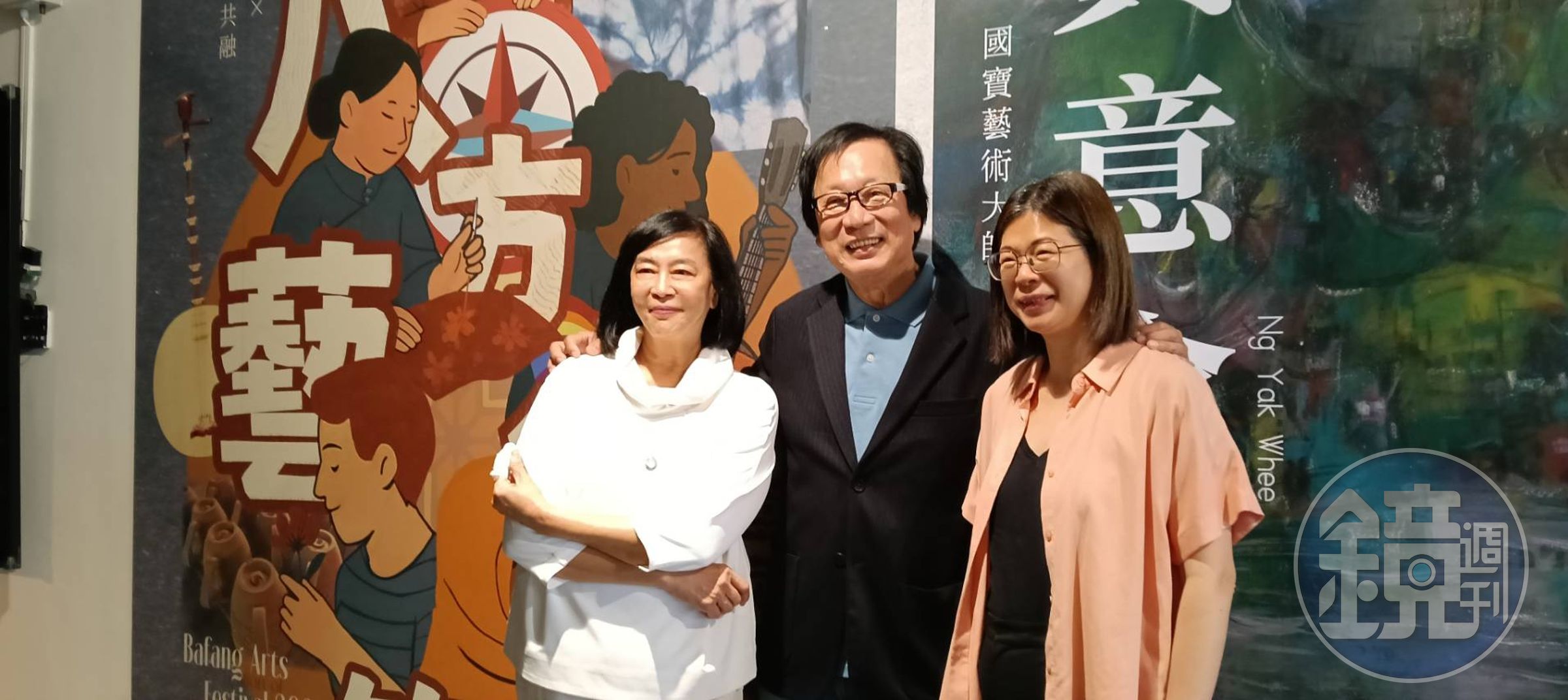 新加坡藝術家黃意會(中)與國美館館長陳貺怡(右)、總策展人賴慕芬(左)開心合照。