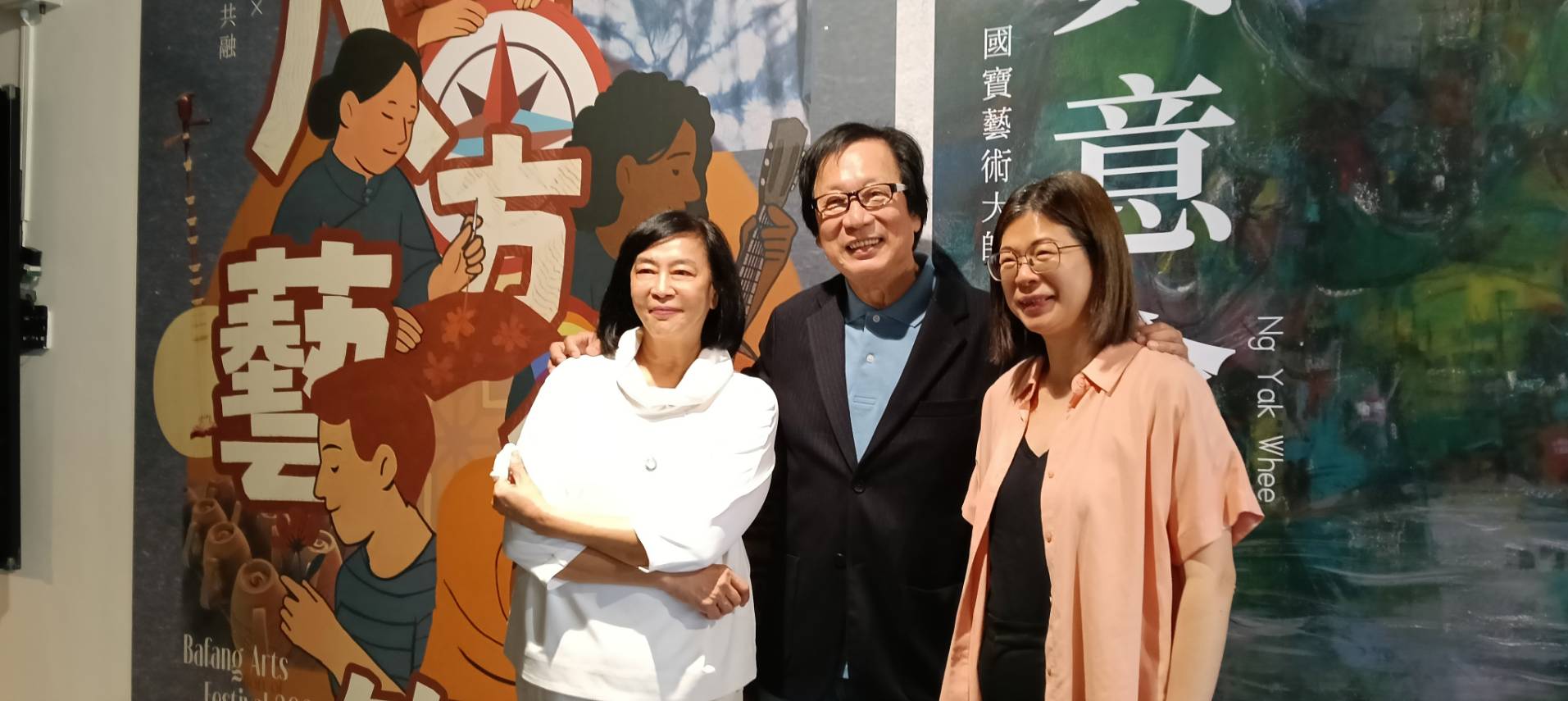新加坡藝術家黃意會（中）與國美館館長陳貺怡（右）、總策展人賴慕芬（左）開心合照。