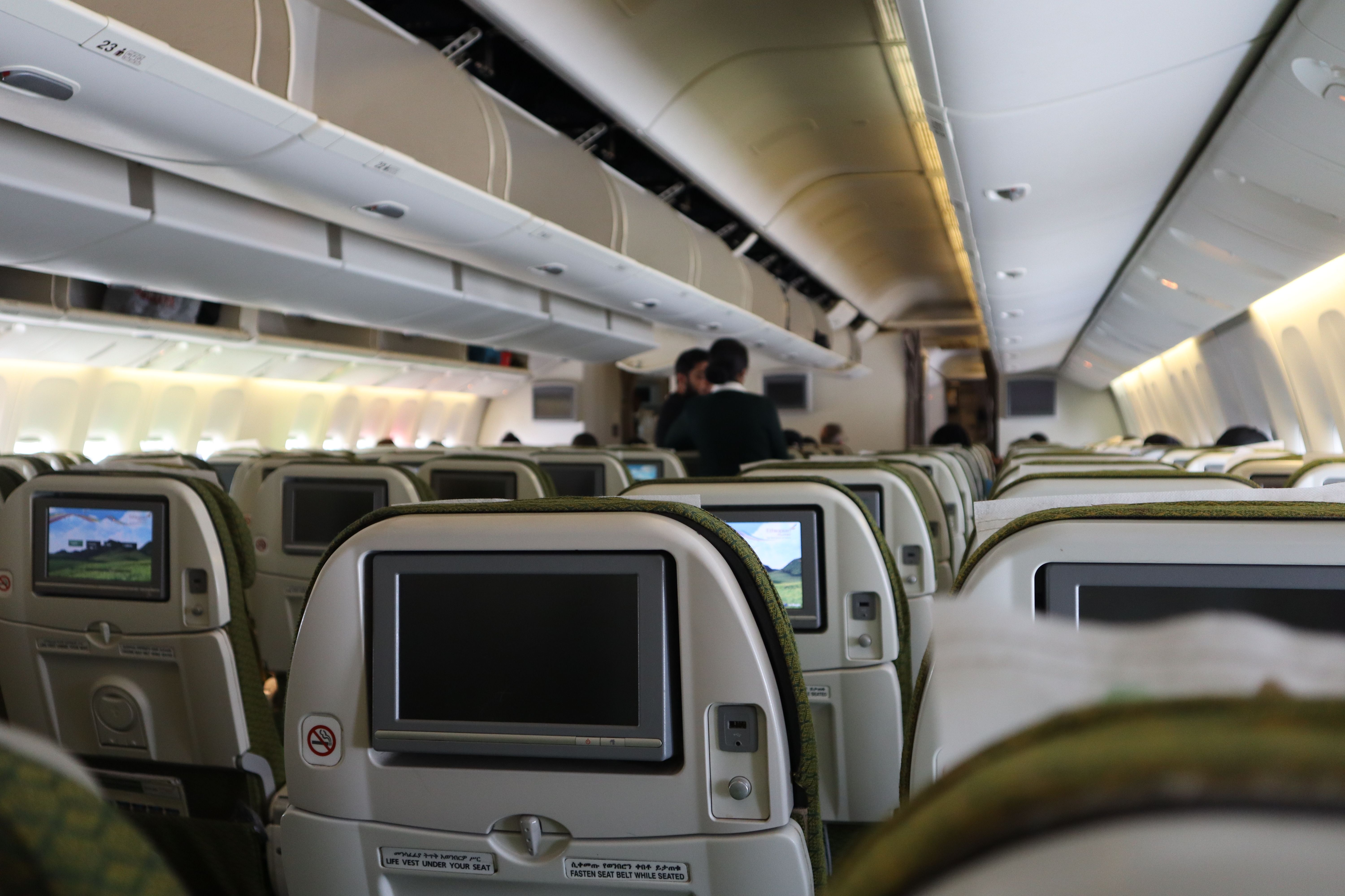 旅遊達人「傑西大叔」解答,空服員在飛機上噴灑的噴霧可能是航空用殺蟲劑,主要用於防止外來害蟲與傳染病隨航班跨國傳播。
