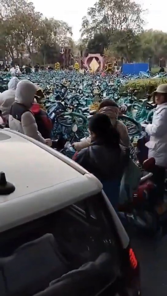 「單車屍體」被丟在馬路上，引發交通堵塞。（翻自X平台）