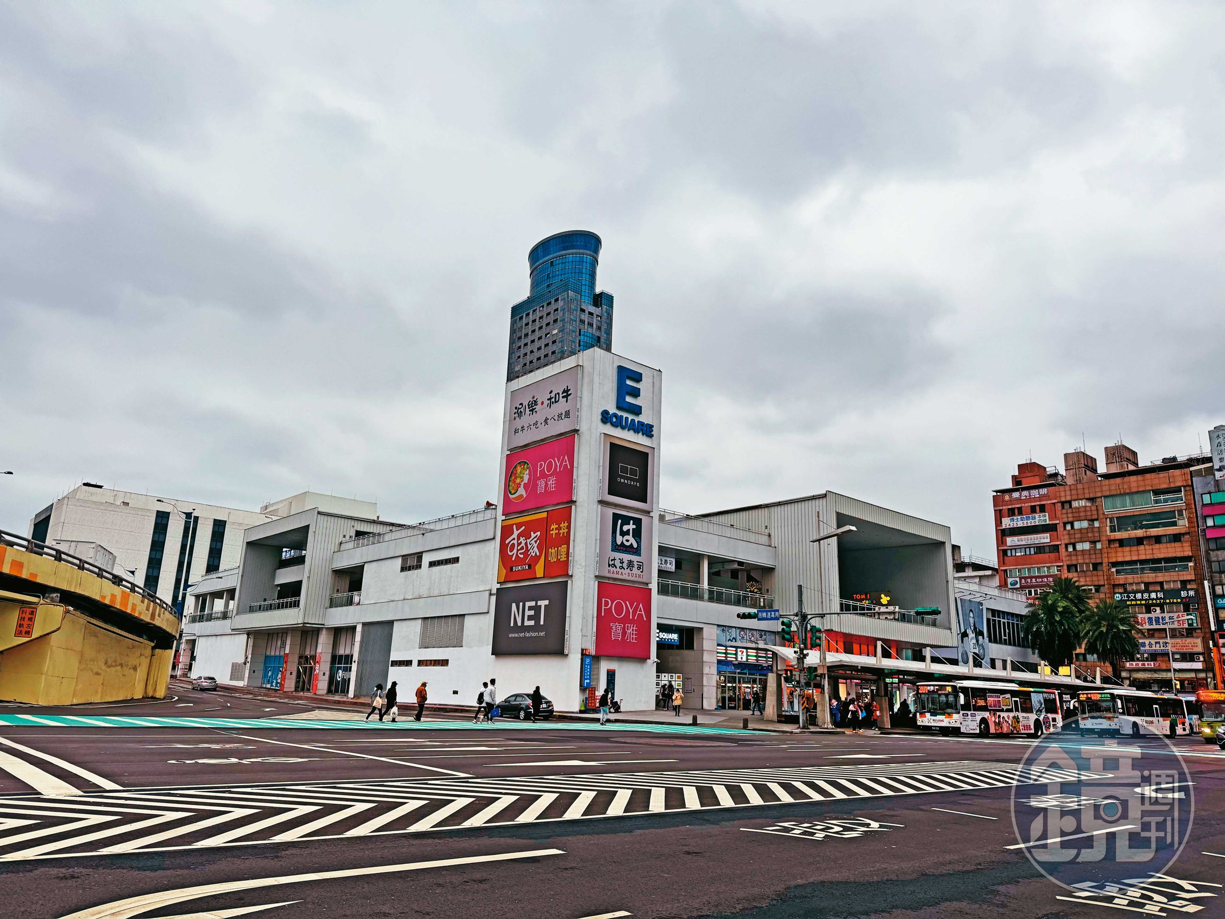 東岸廣場由NET進駐後,增建2至4樓,並引進知名美食店及寶雅賣場,人潮滿滿。