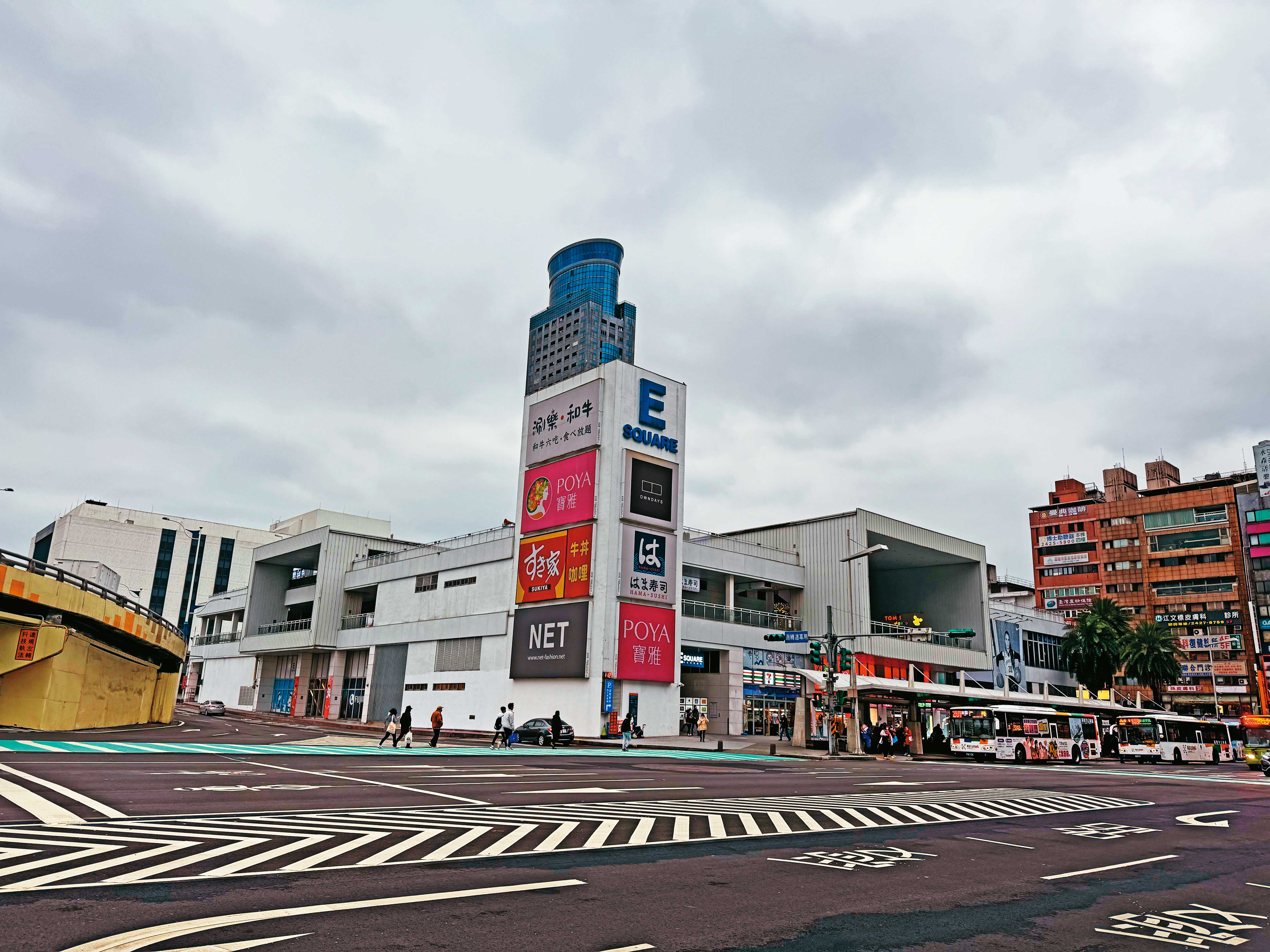 東岸廣場由NET進駐後，增建2至4樓，並引進知名美食店及寶雅賣場，人潮滿滿。