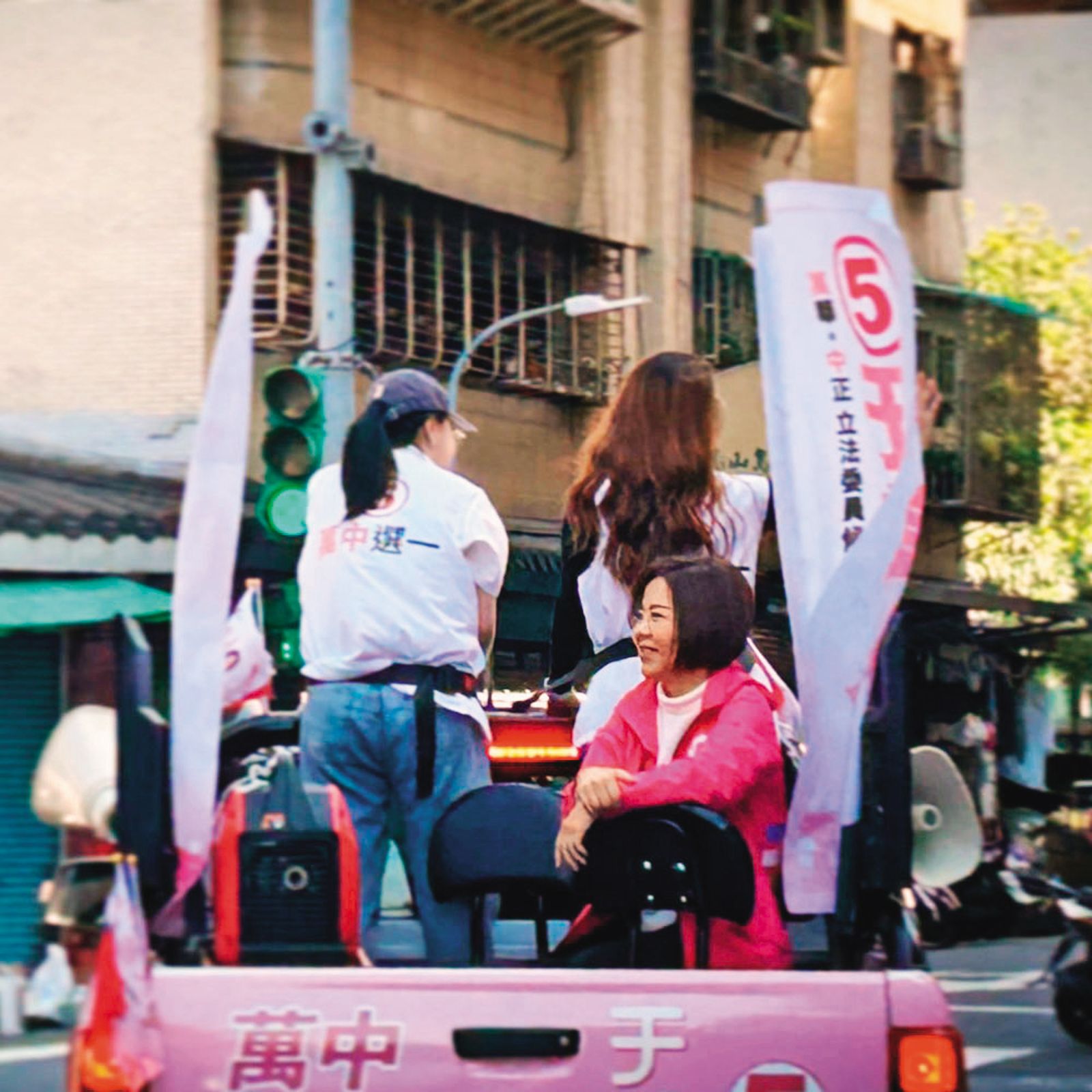 敗選後于美人仍以車掃向支持者表達謝意。（圖／翻攝自于美人臉書）