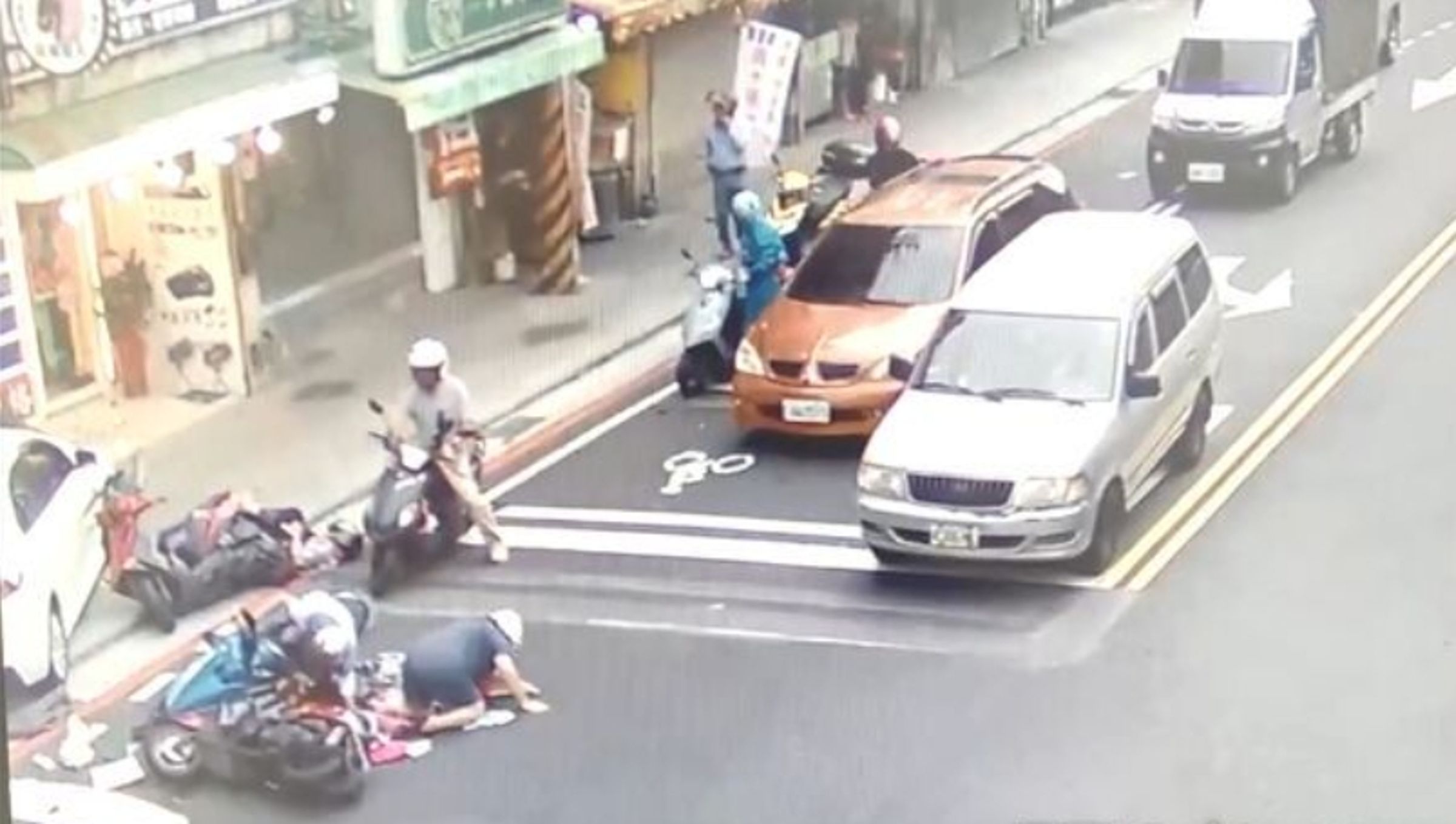事故現場多輛機車倒地,場面一片狼藉。(翻攝畫面)