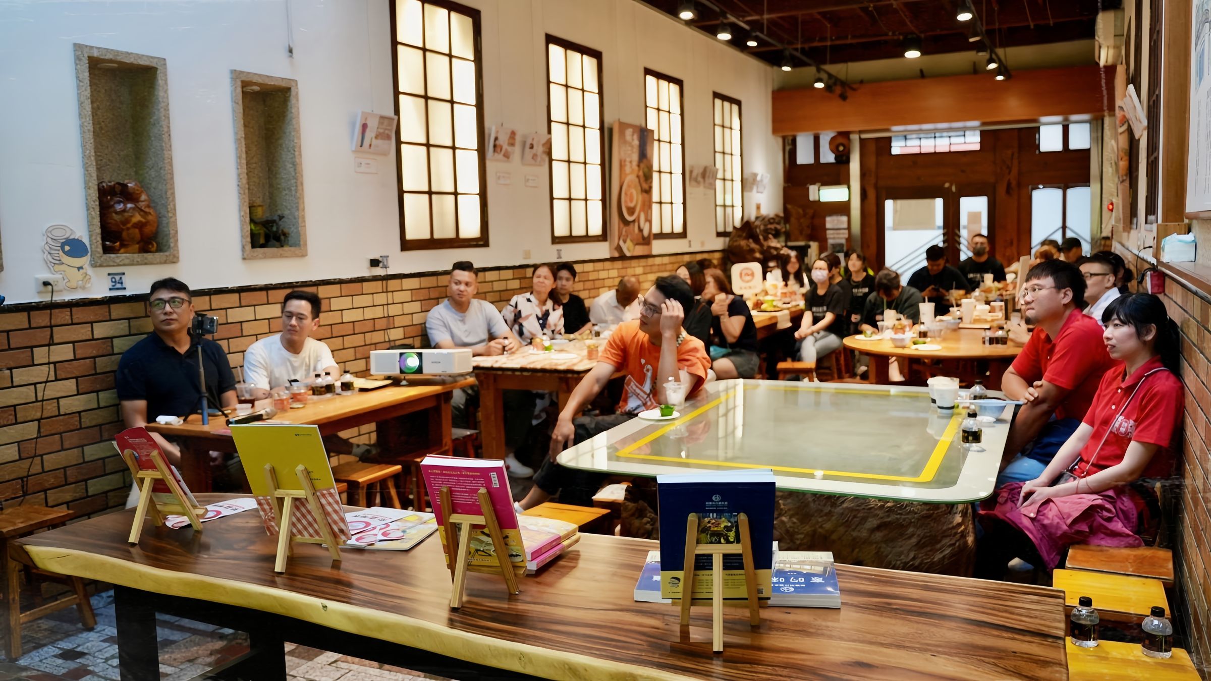 日前在嘉義百年老街「二通」中正路上的林聰明沙鍋魚頭呷意館（二通街角館場域之一）舉辦「不只是雞肉飯」美味論壇，讓文化走入街角、使議題深入生活。（林聰明沙鍋魚頭提供）