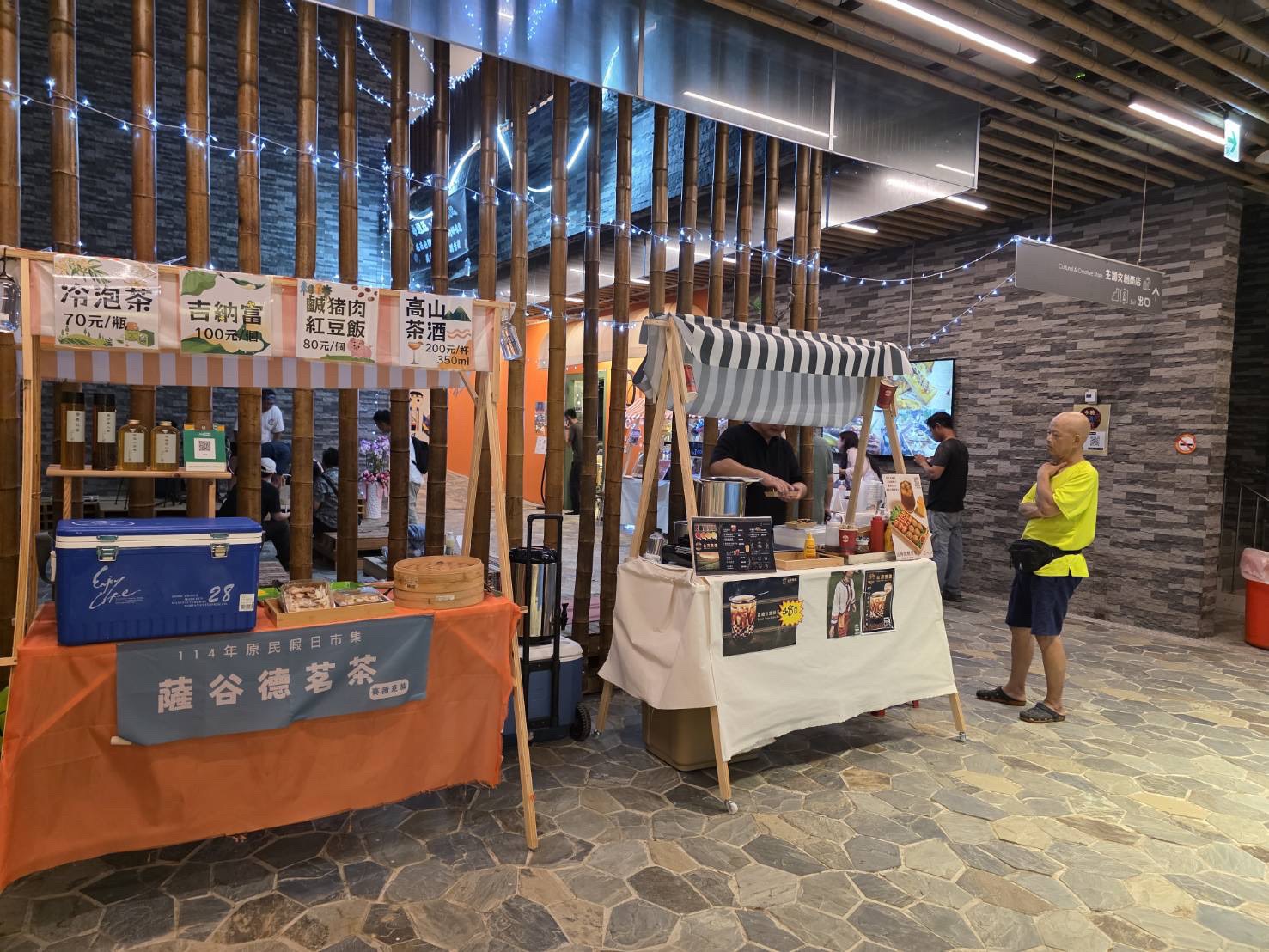 園區內因缺乏行銷活動而門可羅雀,導致店家只能自行舉辦市集或在外擺攤吸引人潮。(讀者提供)
