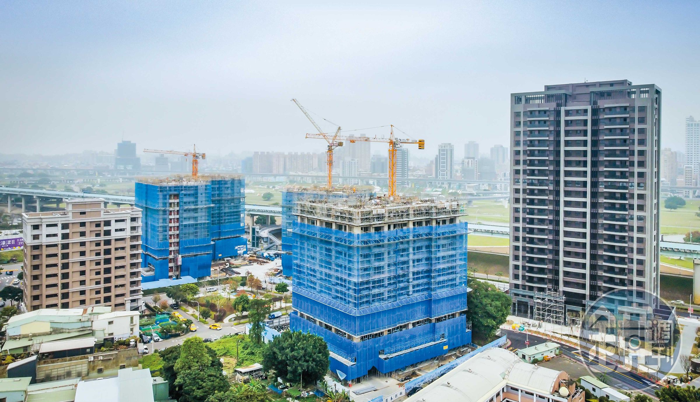 為搶救房市買氣，建商紛紛出招拚現金。
