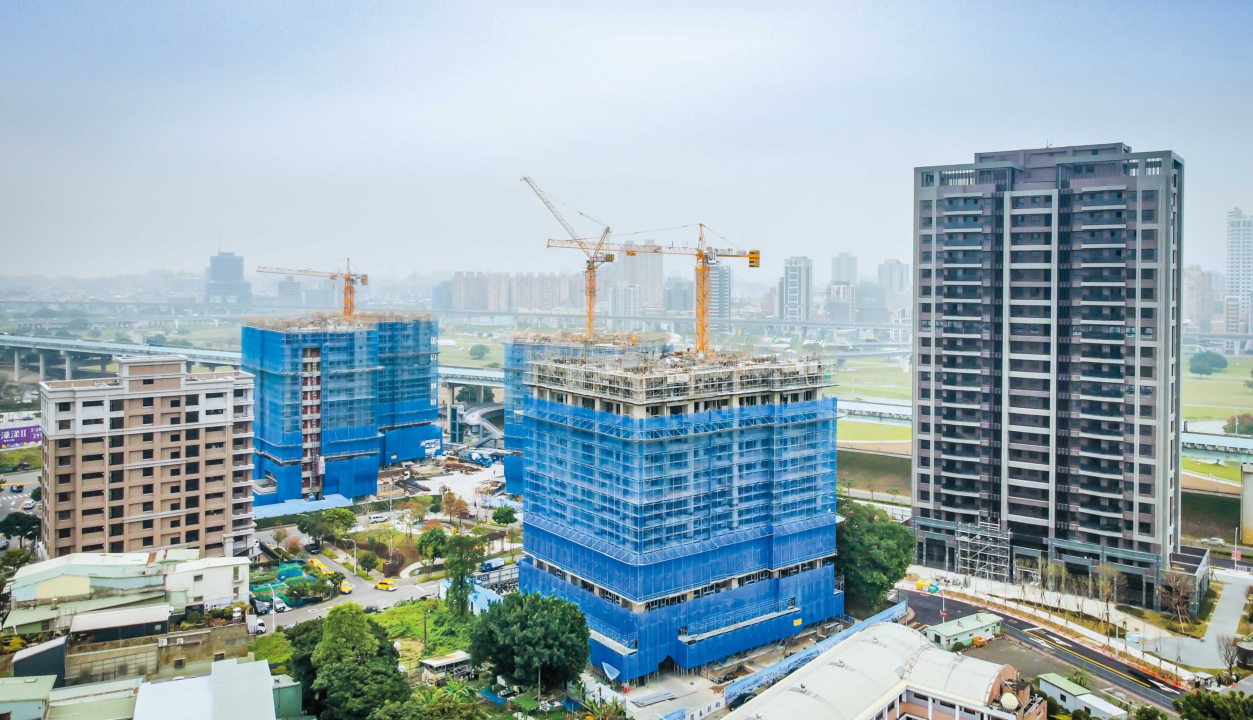 為搶救房市買氣，建商紛紛出招拚現金。