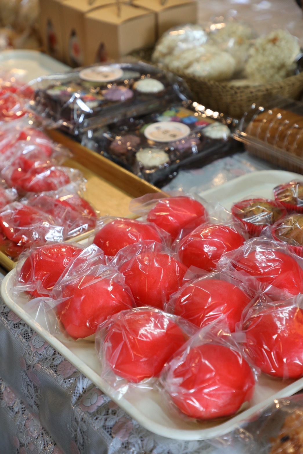 一味香餅家小小攤位上，品項琳瑯滿目。