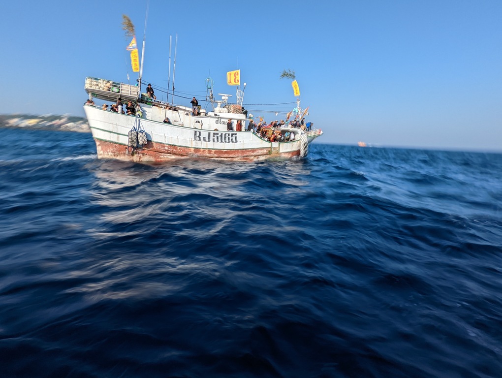 小琉球三年一度的迎王祭即將在9月3日登場，與東港很不同的是，小琉球因為是一座小島，因此在「請王」之前會集結所有漁船繞島一周，稱做為「逡港腳」。